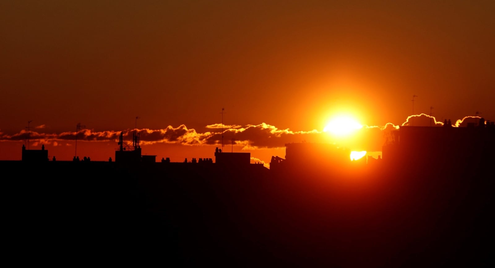Wschód słońca w Walencji, Hiszpania, fot. EPA/Kai Foersterling