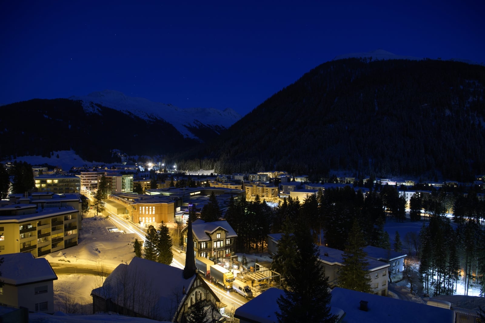 Nocny widok na centrum kongresowe w Davos przed Światowym Forum Ekonomicznym, Szwajcaria, fot. EPA/GIAN EHRENZELLER