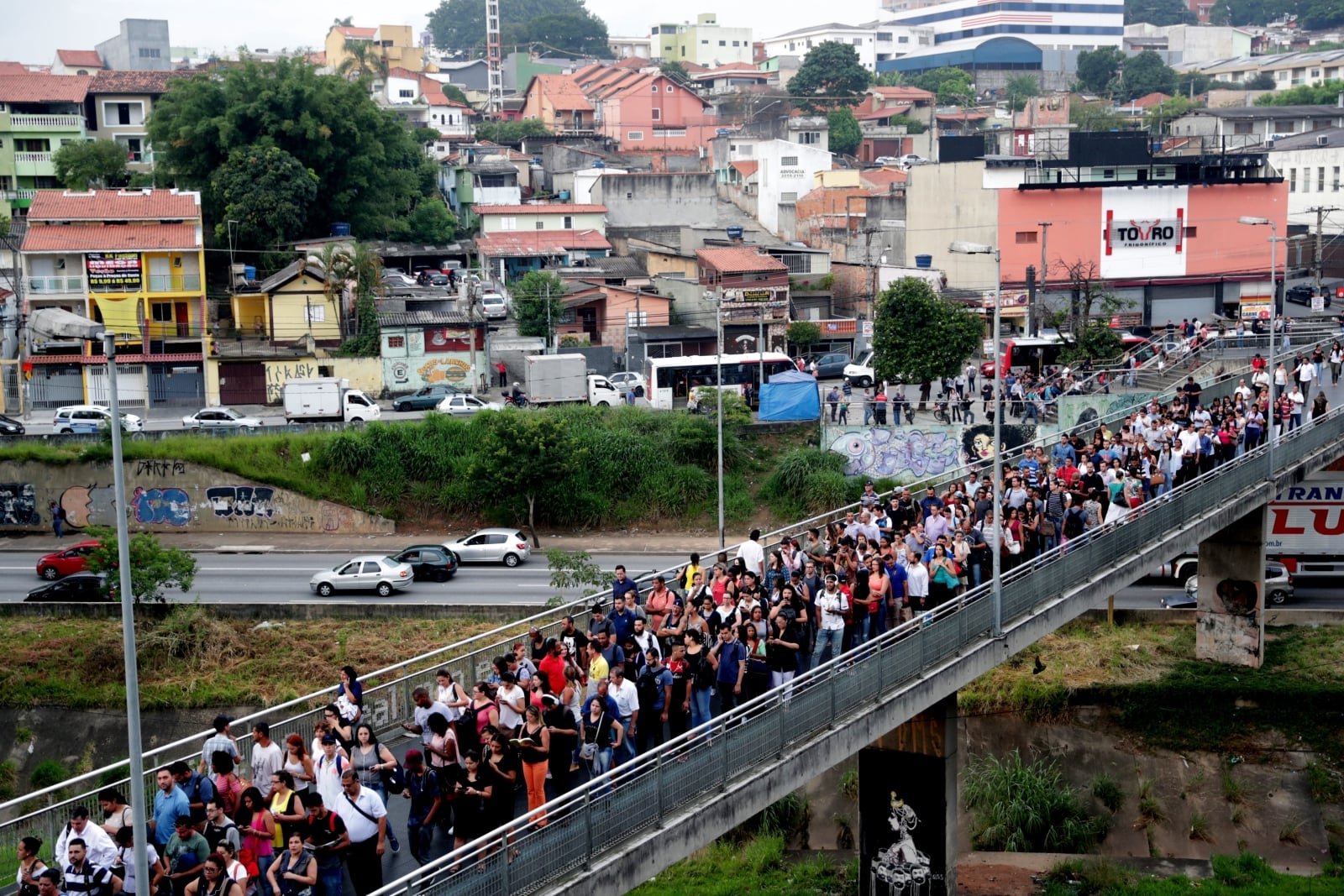 Osoby czekające na przybycie pociągu podczas strajku pracowników metra w Sao Paulo, Brazylia, fot. EPA/Fernando Bizerra Jr.  