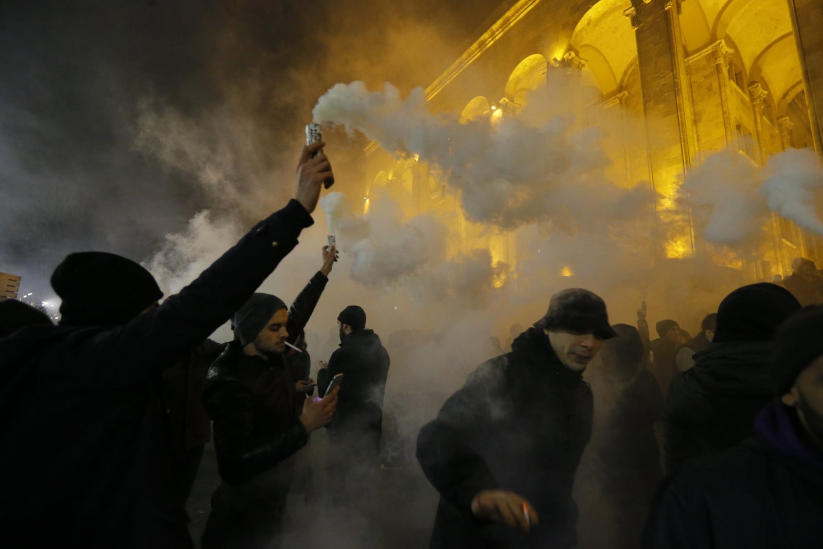 Protesty przed budynkiem parlamentu w Tbilisi, Gruzja.