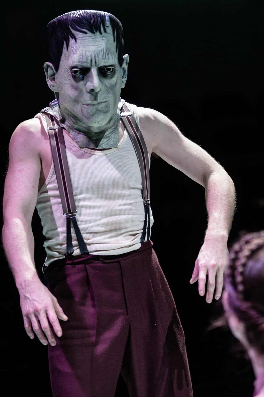 Niemiecki aktor Christopher Nell gra Frankensteina w Niemieckiej Operze w Berlinie, Niemcy.
