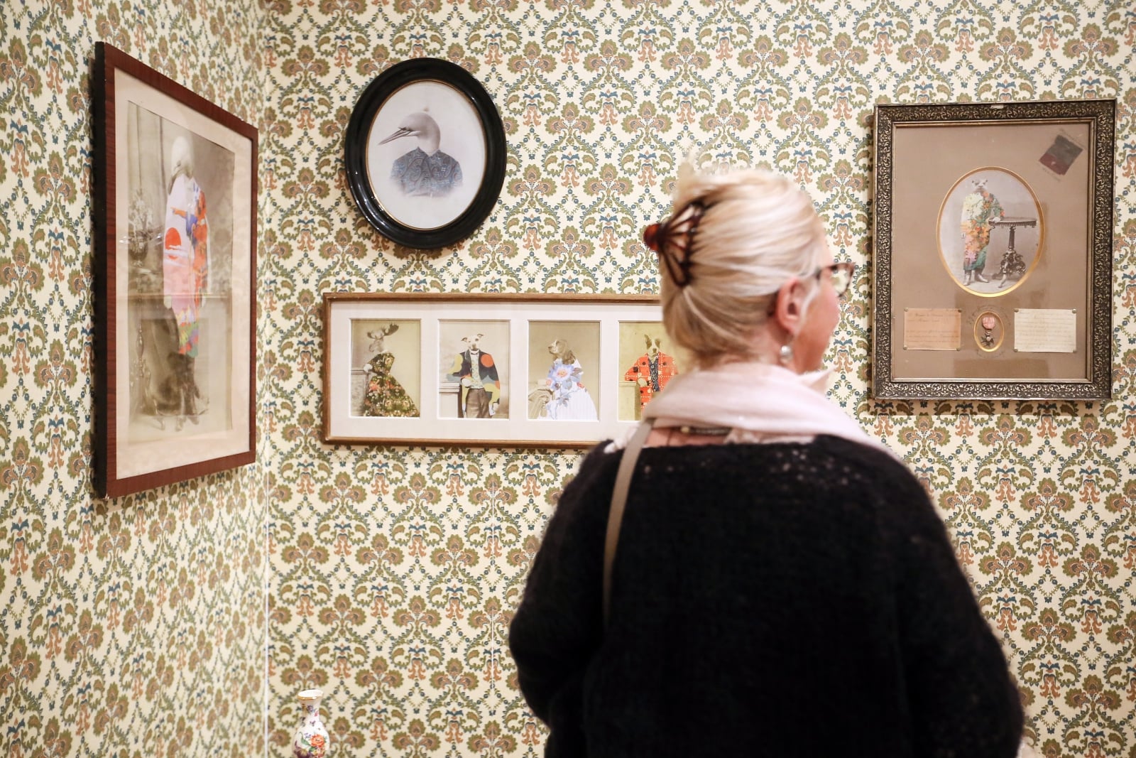 Kobieta ogląda dzieło „La pension Almayer” autorstwa Philippe Debongnie w Brukseli, Belgia.