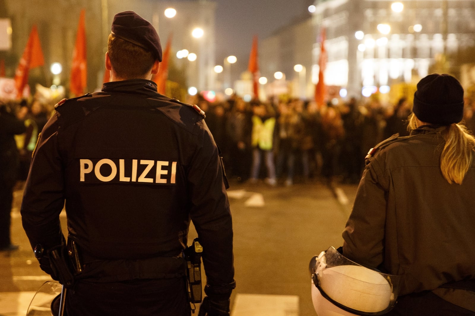 Policjant zabezpiecza manifestację przeciwko Austriackiej Partii Wolności, Wiedeń, Austria.