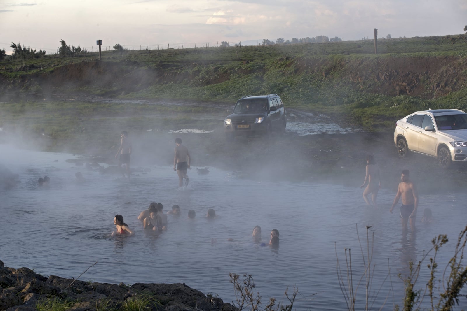 Izraelscy turyści kąpią się w gorącym jeziorze na Wzgórzach Golan w Izraelu.
