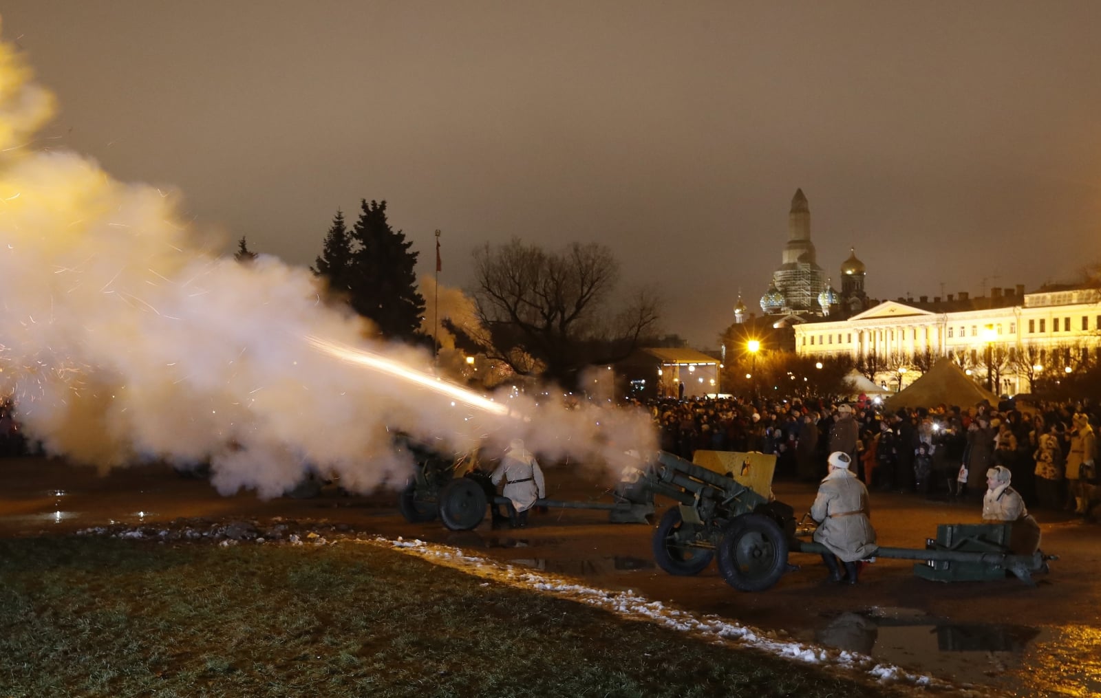 Rosjanie upamiętniają rocznicę przerwania przez Armię Czerwoną trwającego 900 dni oblężenia Leningradu.