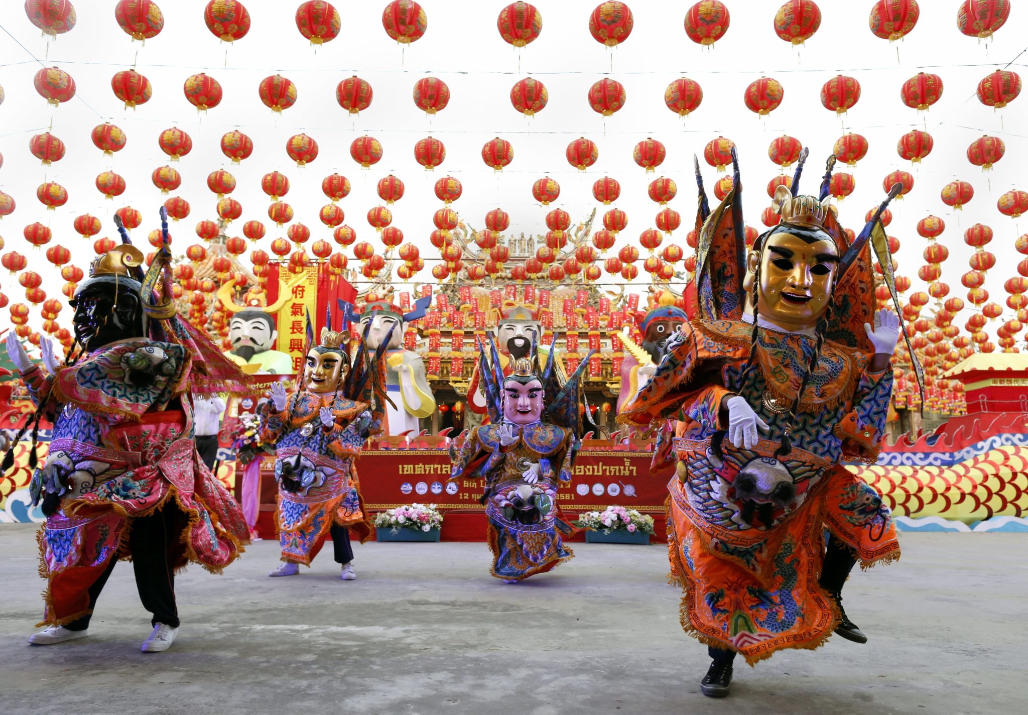 Bangkok, Tajlandia: Tajowie ubrani w kostiumy chińskiego boga, wykonują taniec, aby uczcić początek obchodów chińskiego Nowego Roku Księżycowego, w świątyni Siam Tai Tien Kong w prowincji Samut Prakan, fot: Rungroj Yongrit, PAP/EPA 