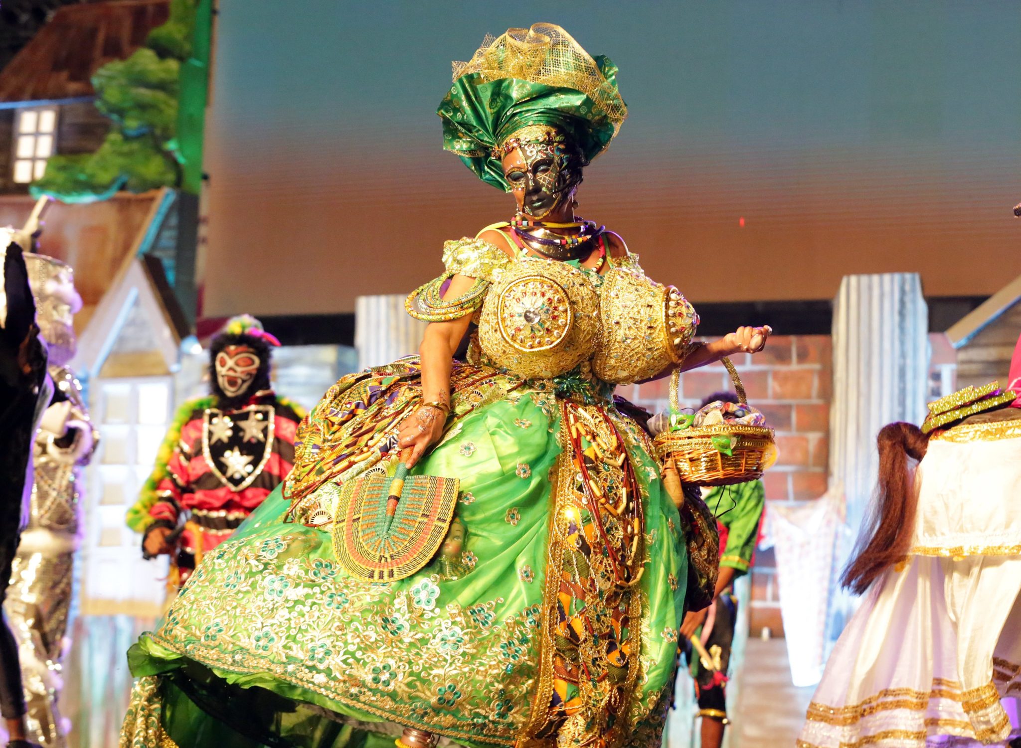 Trinidad i Tobago: Dama Loren (tradycyjny karnawałowy charakter) przemierza scenę w Queen's Park podczas finału konkursu Król i Królowa Karnawału. Państwo leży na dwóch wyspach. Trynidad, większa i położona bliżej wybrzeża Wenezueli, stanowi przedłużenie Gór Karabiskich, fot: Andrea de Silva, PAP/EPA