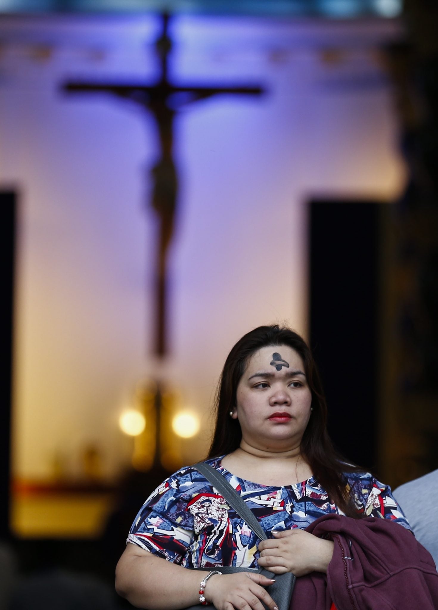 Filipiny, Quezon City: Kobieta z oznakowaniem z popiołu na czole po Mszy świętej w kościele świętego Piotra, fot: Rolex Dela Pena, PAP/EPA 