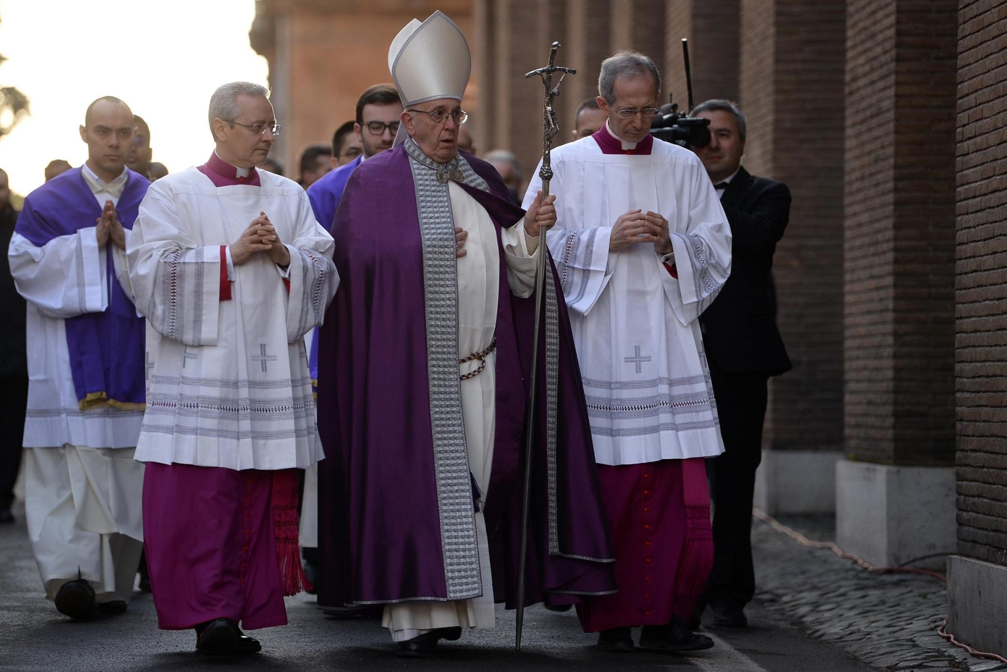  Papież Franciszek w Bazylice Sant'Anselmo w Rzymie. W procesji przeszedł do bazyliki Świętej Sabiny, fot: Filippo Monteforte, PAP/EPA 