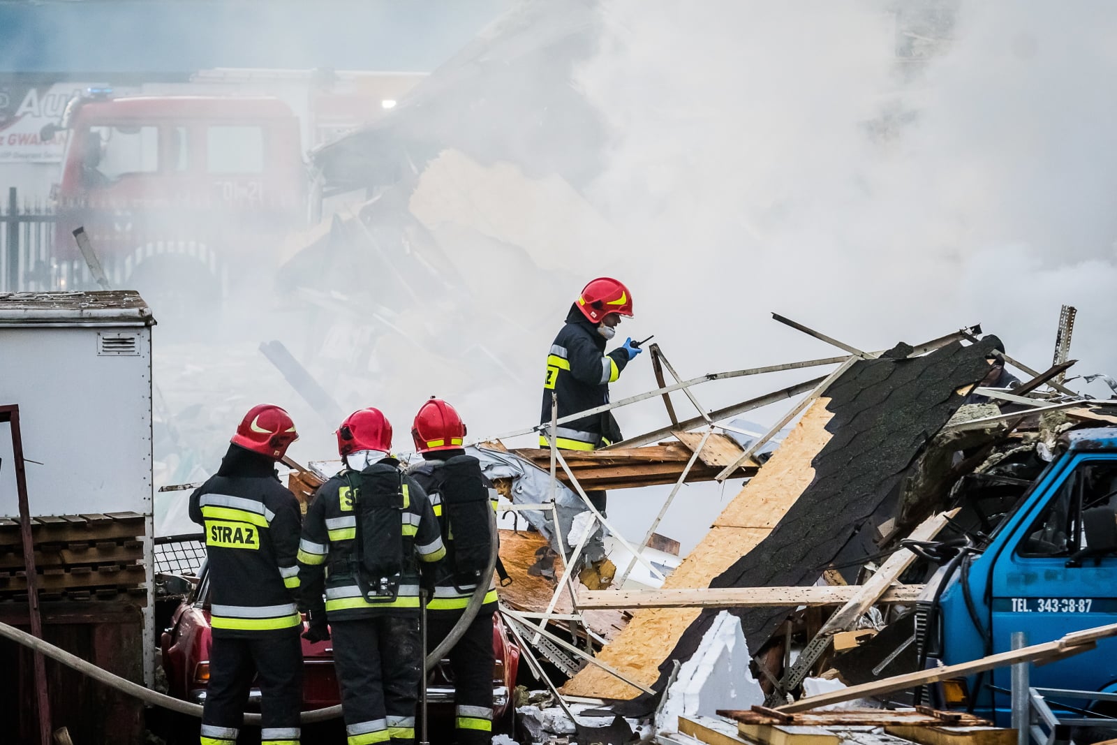  Jeden budynek przy ul. Łowickiej uległ zawaleniu najprawdopodobniej na skutek wybuchu gazu. Strażakom udało się wydobyć spod zawalonego domu przytomną osobę, Bydgoszcz.