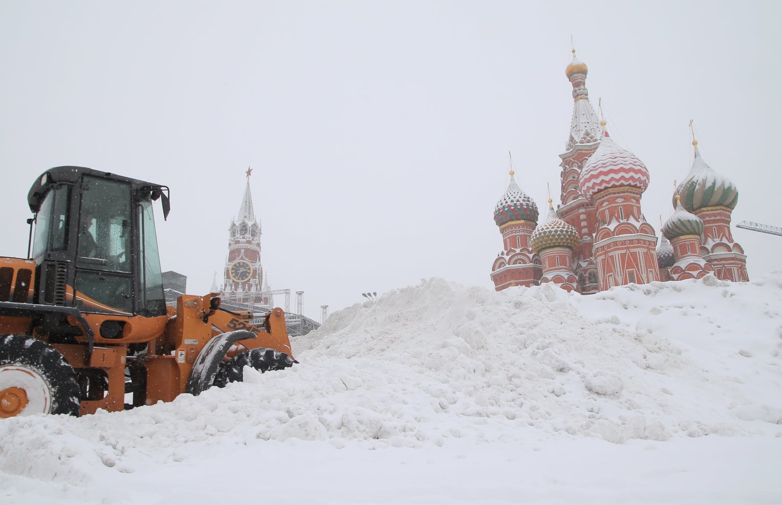 Śnieg na Placu Czerwonym w Moskwie, Rosja.