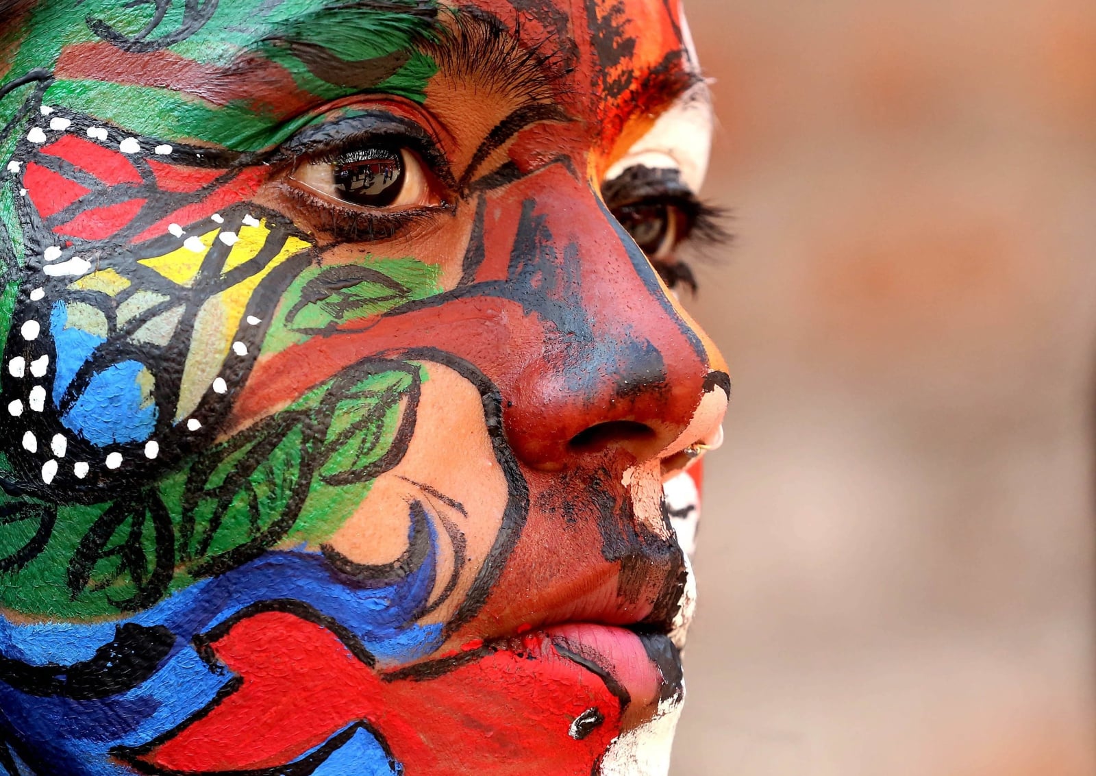 Zawody w malowaniu twarzy w Indiach  EPA/SANJEEV GUPTA 