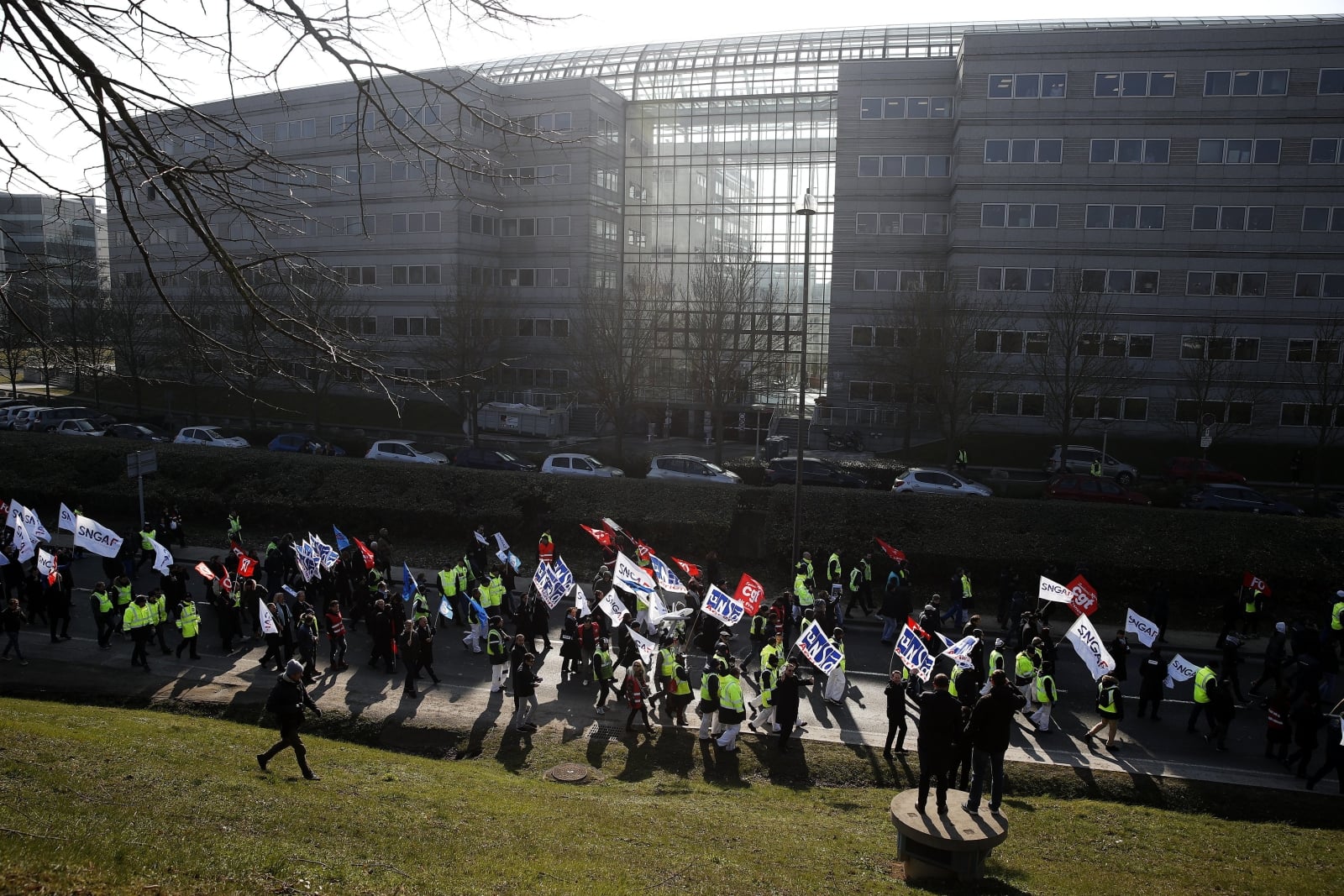 Pracownicy linii lotniczych Air France protestują podczas strajku na lotnisku Charles de Gaulle w Roissy, niedaleko Paryża, Francja, fot. EPA/YOAN VALAT 