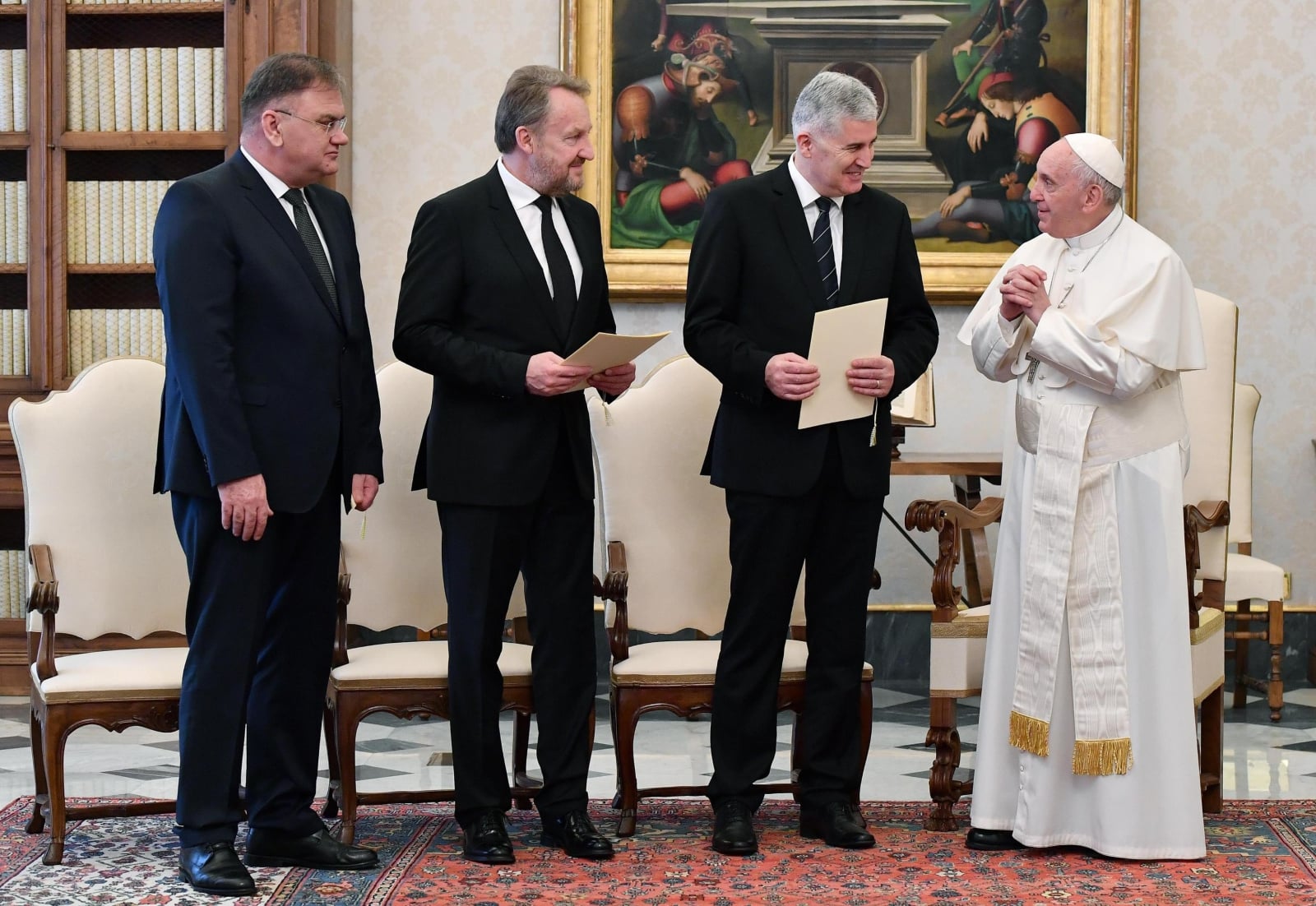 Papież Franciszek z trzema członkami prezydencji Bośni i Hercegowiny podczas prywatnej audiencji w Watykanie, fot. EPA/ETTORE FERRARI