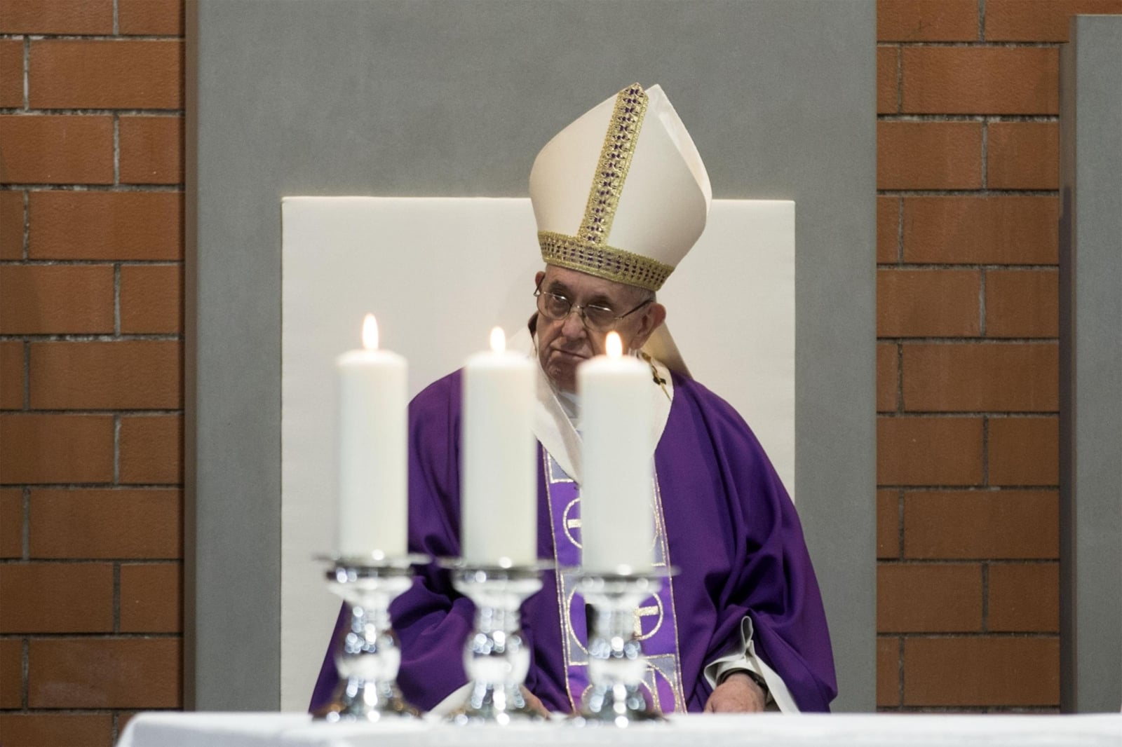 Papież Franciszek w rzymskiej parafii San Gelasio   EPA/MASSIMO PERCOSSI 