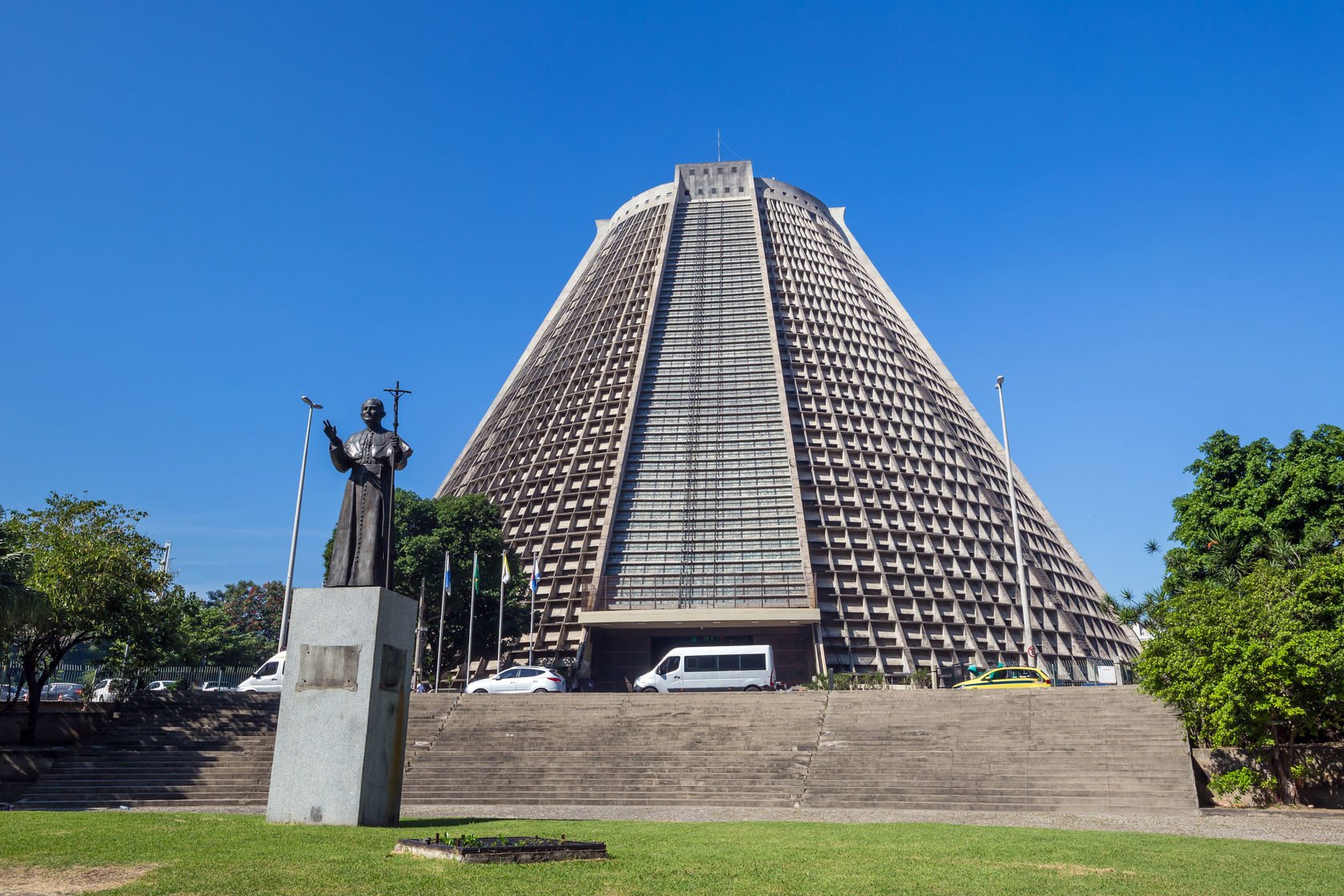 Położona w samym centrum Rio de Janeiro Zaprojektował ją miejscowy architekt Joaquim Correa. Jest to kościół skalny. 
Fot. Barwyszkla