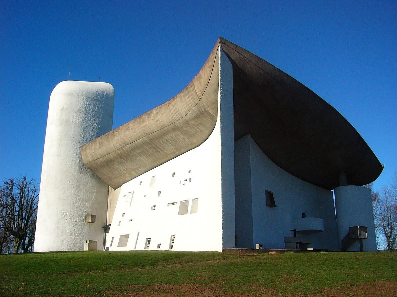 Ukończona w 1954 roku Kaplica Notre Dame du Haut (Matki Bożej na Górze) w Ronchamp jest jednym z najwspanialszych przykładów twórczości francusko-szwajcarskiego architekta Le Corbusiera. 
Fot. archdaily