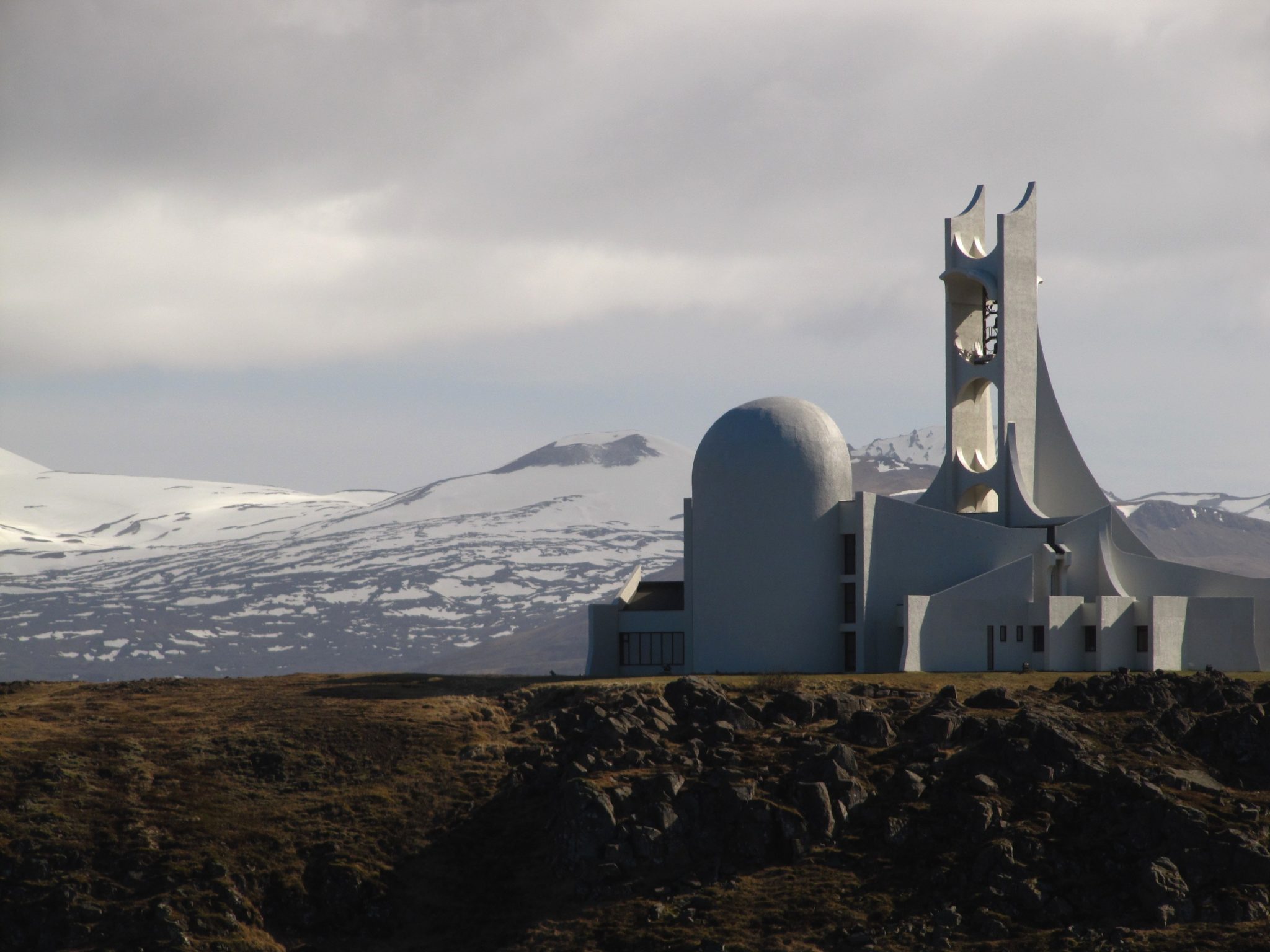 Kościół w Stykkisholmur - Islandia
W liczącym niespełna 1200 mieszkańców islandzkim miasteczku Stykkisholmur znajduje się jedna z najbardziej oryginalnych budowli na całej wyspie. Biały betonowy kościół został wybudowany w 1980 roku w stylu modernistycznym. Wejście do budynku znajduje się pomiędzy dwoma szerokimi ramionami, które kierują wzrok w górę, ku umieszczonemu na wieży dzwonowi. Kościół jest także używany jako sala koncertowa. 

Fot. dreamstime