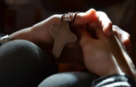 krzyż krzyżyk w ręce