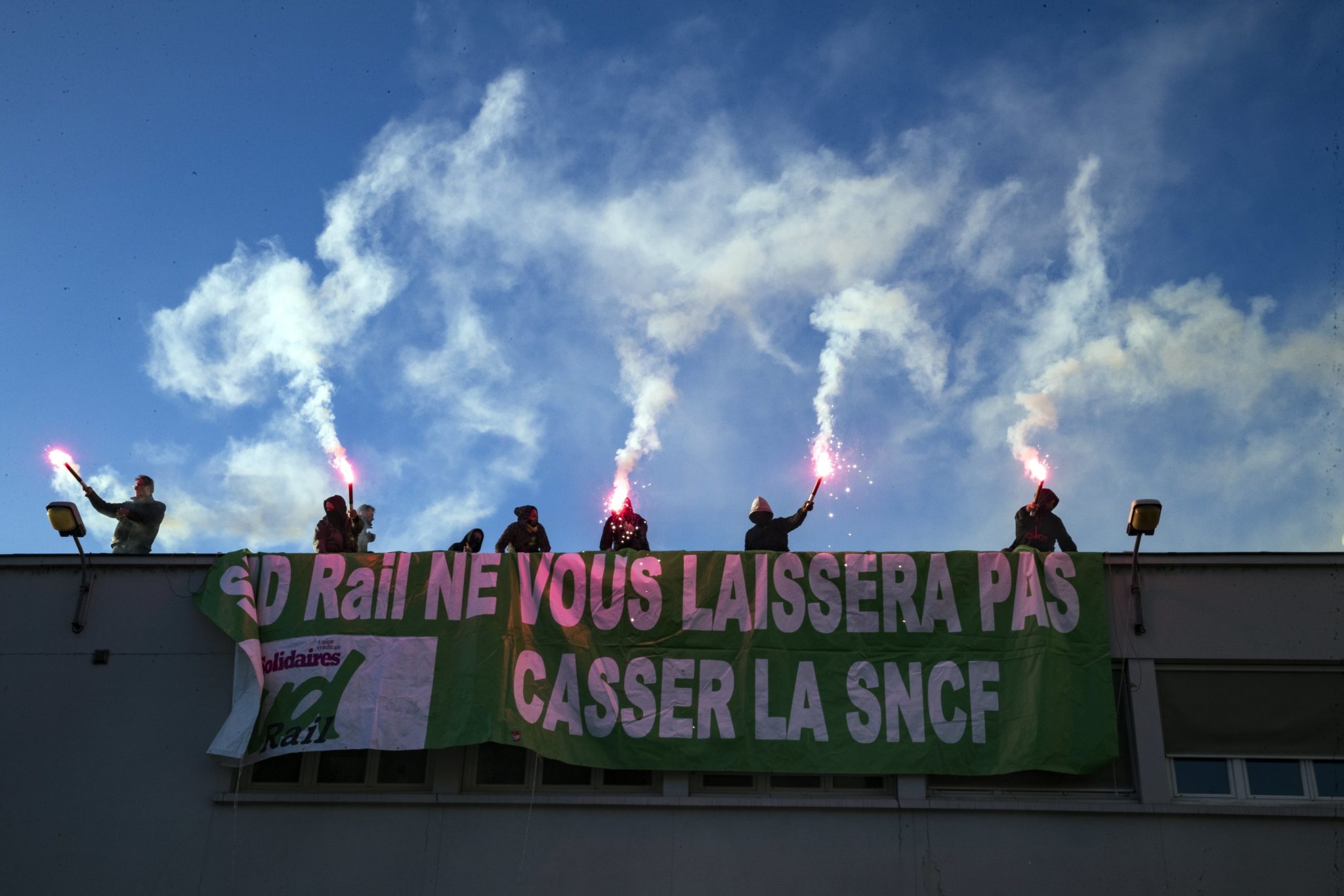 Protest francuskich kolejarzy przeciwko reformom wprowadzanym przez rząd, fot: Etienne Laurent, PAP/EPA 