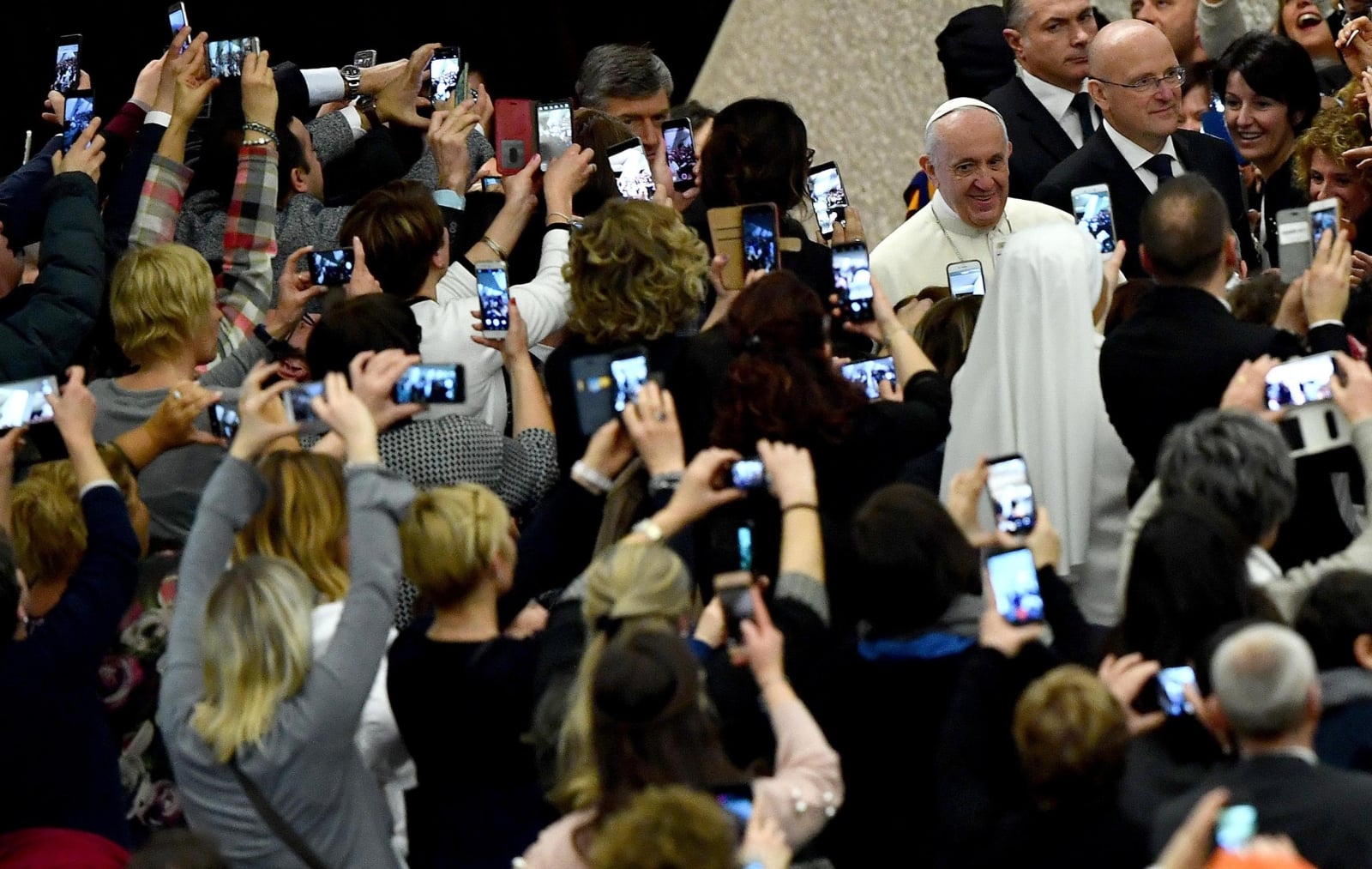 Papież Franciszek podcza audiencji dla pracowników służby zdrowia w sali Pawła VI, Watykan, fot. EPA/ETTORE FERRARI 