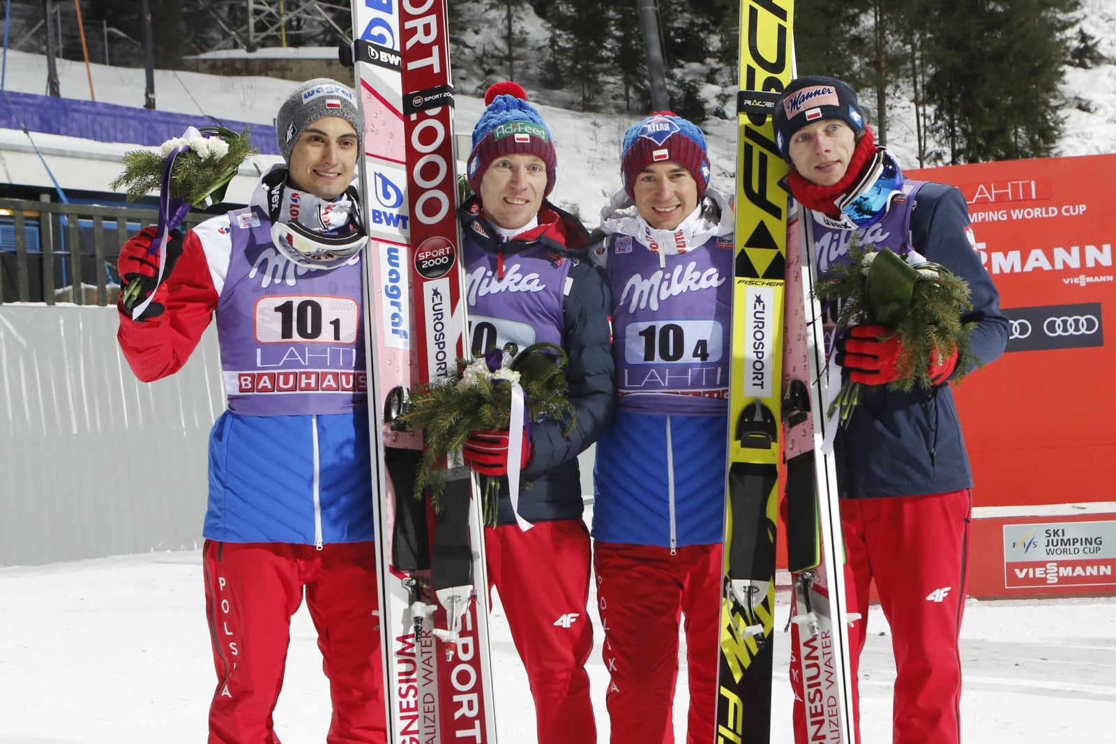 Polscy skoczkowie zajęli drugie miejsce w konkursie drużynowym w fińskim Lahti. Zawody wygrali Niemcy, a na najniższym stopniu podium stanęli mistrzowie olimpijscy – Norwegowie, fot. EPA/PEKKA SIPOLA 
