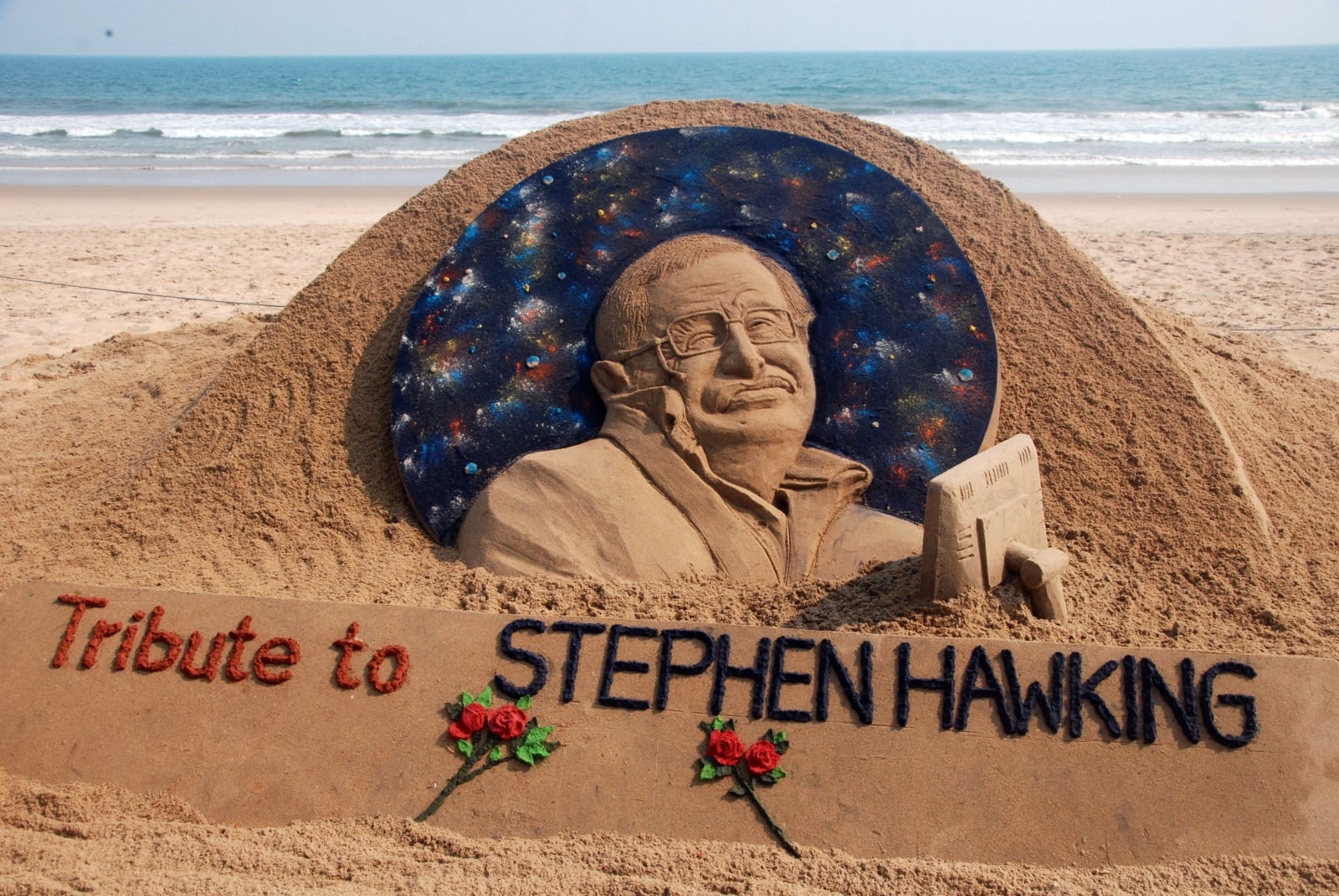 Piaszczysta rzeźba stworzona przez indyjskiego artystę piaskowego Sudarsana Pattnaika na cześć brytyjskiego fizyka Stephena Hawkinga, kóry zmarł 14 marca 2018r., fot. EPA/STR 
