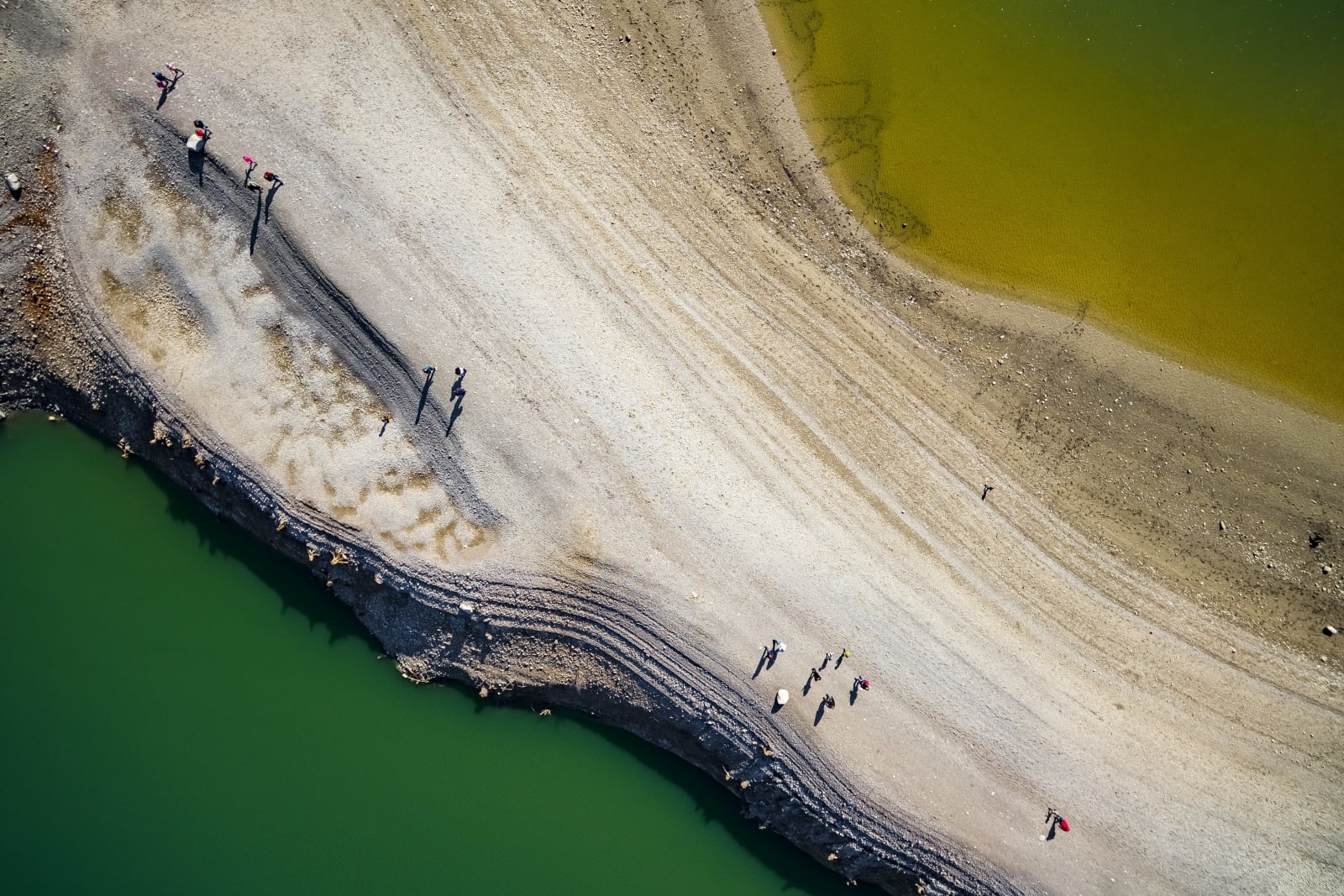 Wyschnięty brzeg Jeziora Gruyere w Pont-en-Ogoz niedaleko Bulle, Szwajcaria, fot. EPA/VALENTIN FLAURAUD 
