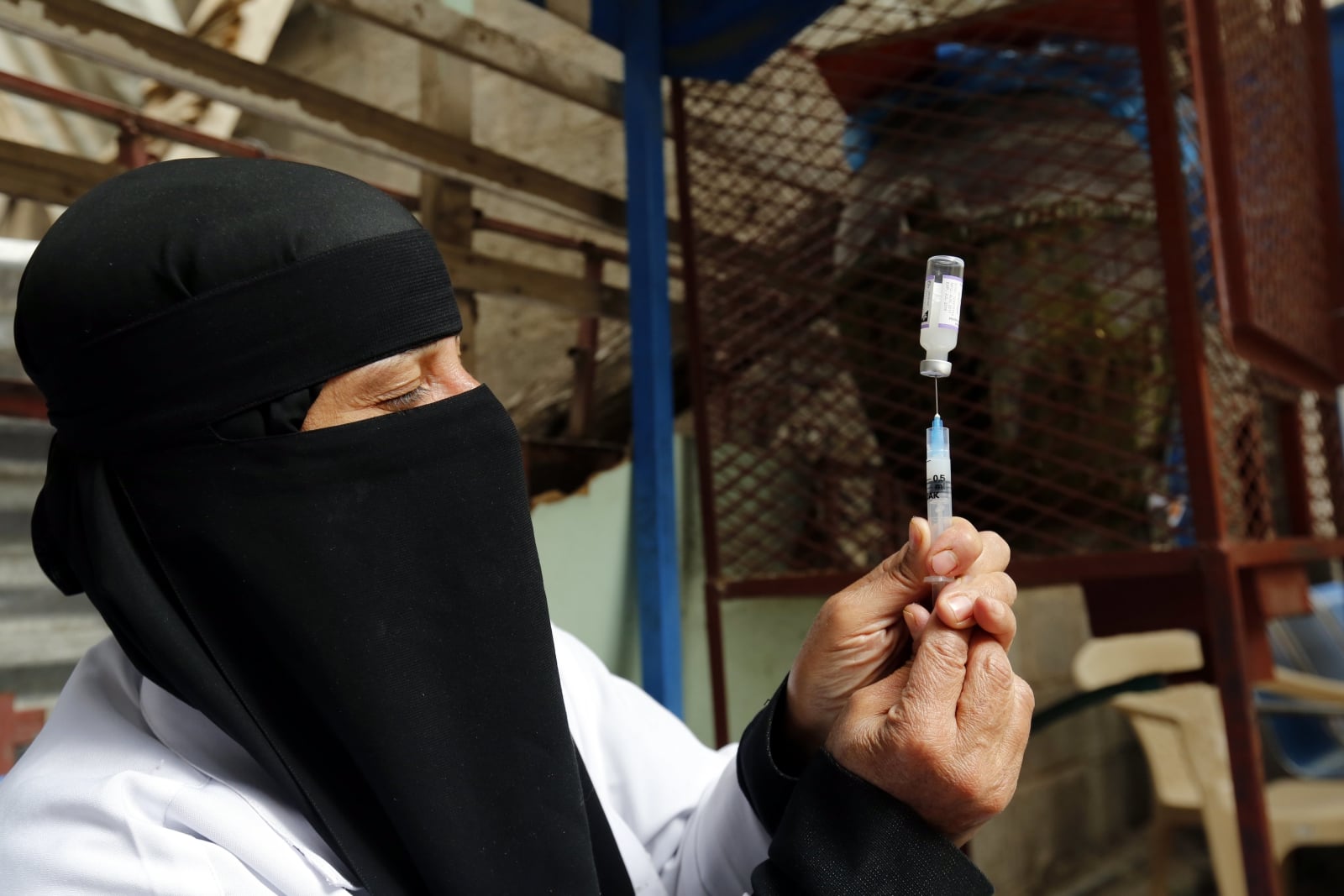 Jemeńska pielęgniarka fot. EPA/YAHYA 