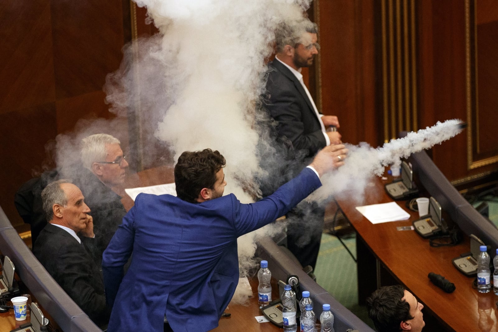 Opozycjonista rozpuszcza gaz łzawiący w parlamencie, Kosowo.