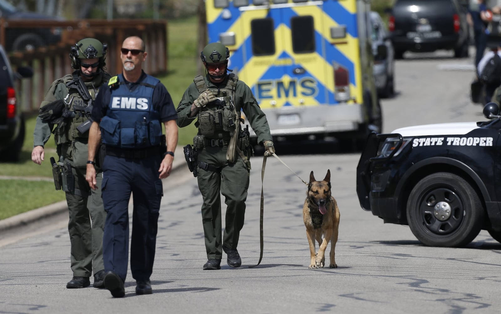 Policjanci przeszukują dom podejrzanego o zamach bombowy Marka Anthonego Conditta, Teksas, USA.