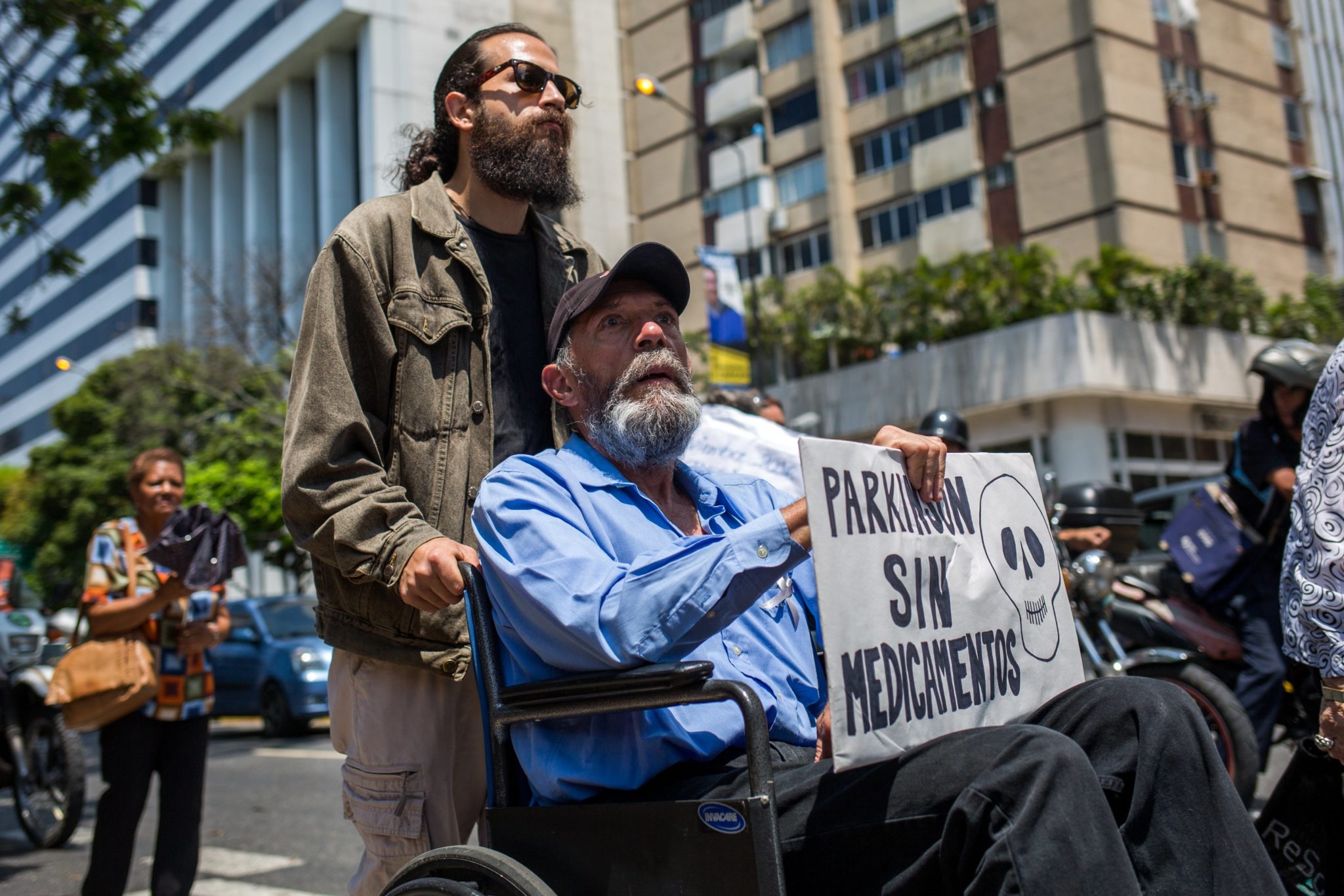 Wenezuela, Caracas: pacjenci z chorobą Parkinsona protestują przeciwko kryzysowi systemu opieki zdrowotnej i niedoborów leków, fot: Cristian Hernandez, PAP/EPA 