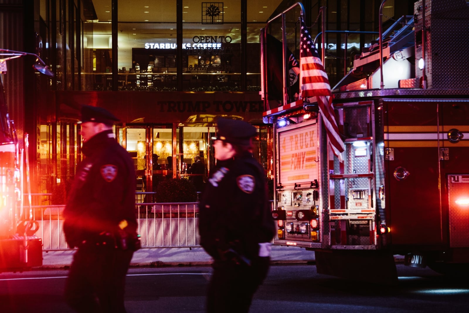 Departament Straży Pożarnej w Nowym Jorku i nowojorski Departament Policji działają podczas pożaru,, który wybuchł na 50 piętrze Trump Tower w Nowym Jorku, USA, fot.  EPA/ALBA VIGARAY