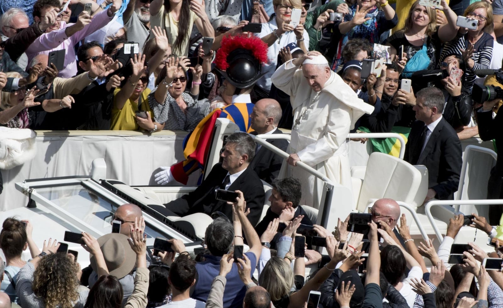 Papież Franciszek pozdrawia wiernych na zakończenie mszy odprawianej w niedzielę Bożego Miłosierdzia oraz przy okazji spotkania Misjonarzy Miłosierdzia na placu Świętego Piotra, Watykan, fot. EPA/CLAUDIO PERI