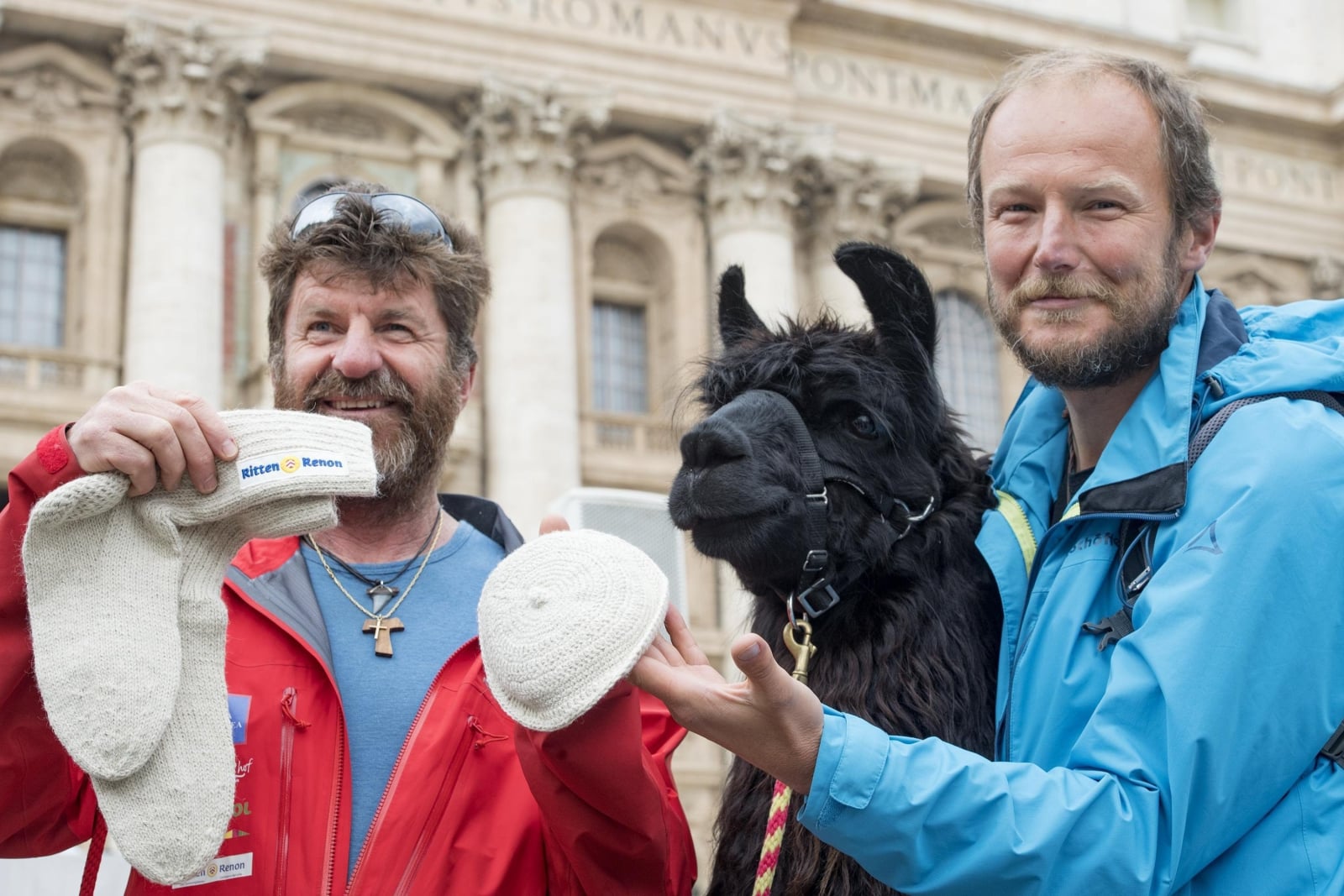 Hdowcy lam z włoskiej prowincji Bolzano z prezentem dla papieża Franciszka - czapką i skarpetkami z wełny Alpaki, fot. EPA/CLAUDIO PERI 
