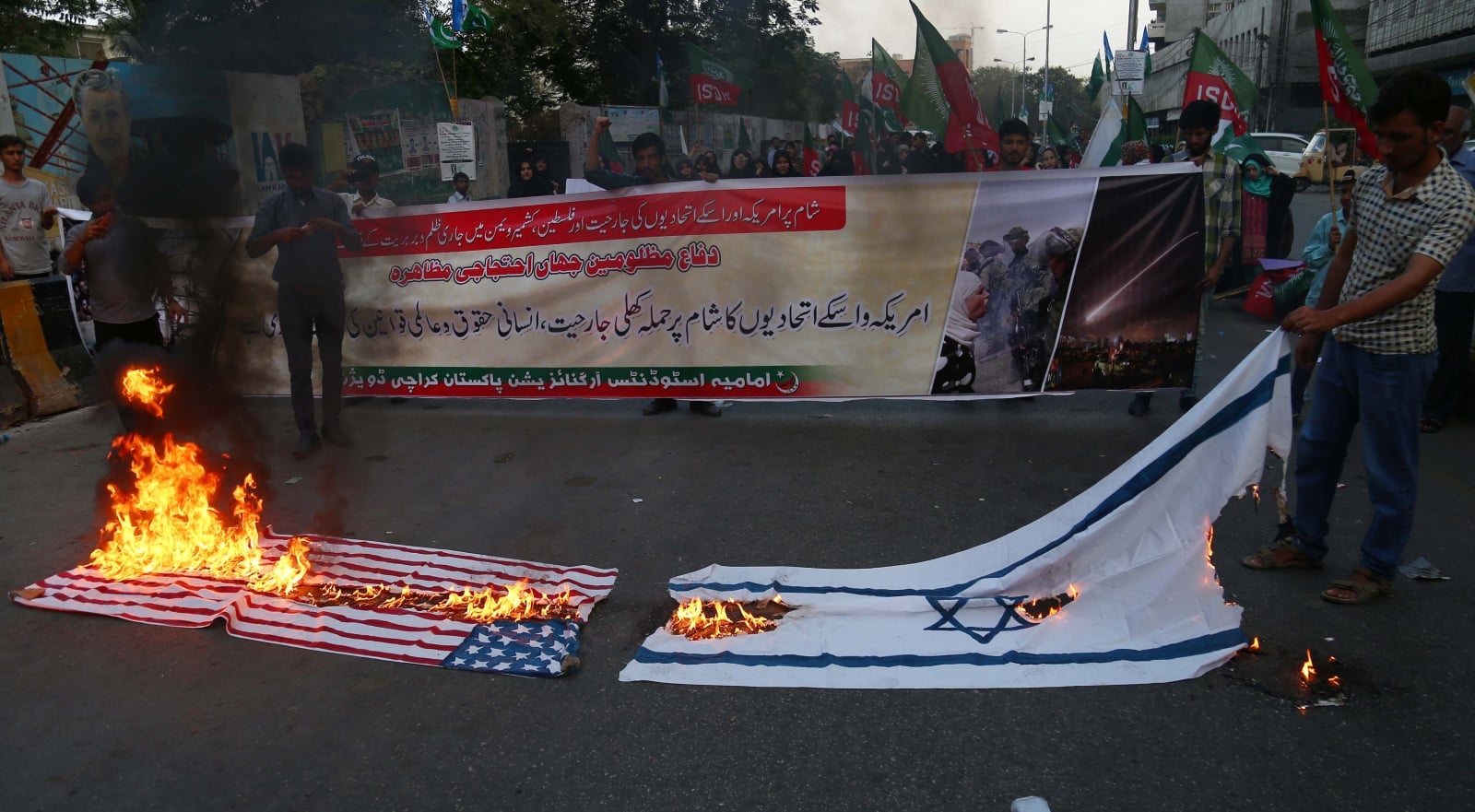Pakistańczycy palą flagi USA i Izraela w proteście przeciwko bombardowaniom w Syrii.