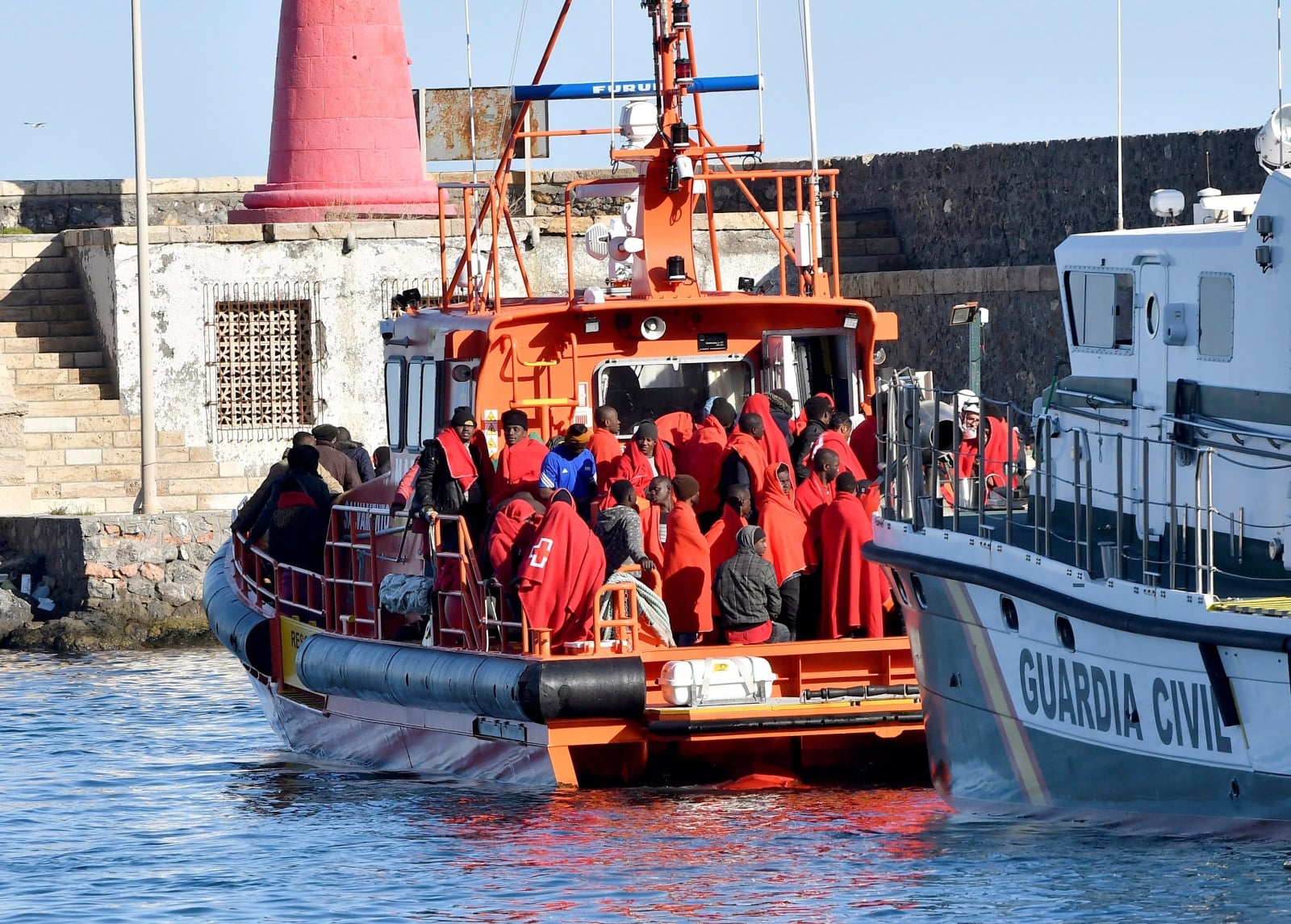 U wybrzeży Hiszpanii uratowane 84 imigrantów. fot. EPA/Carlos Barba 