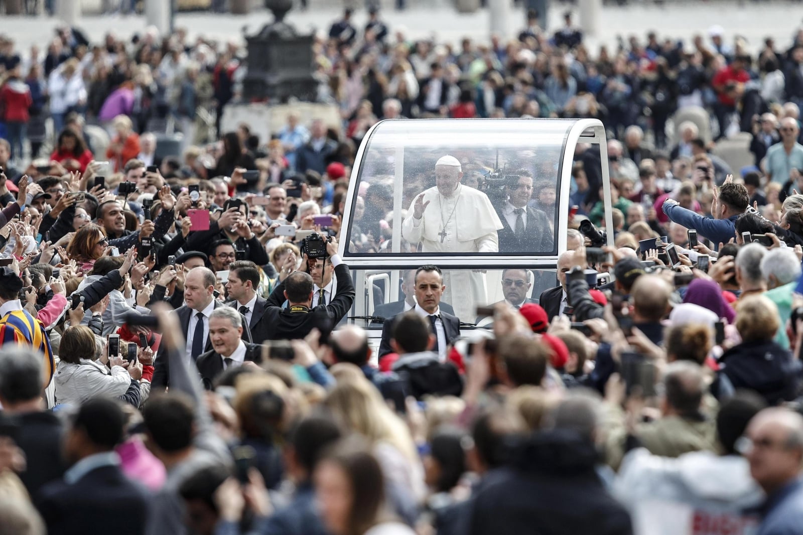 Papież Franciszek pozdrawia wiernych podczas środowej audiencji generalnej, Watykan, fot. EPA/GIUSEPPE LAMI 
