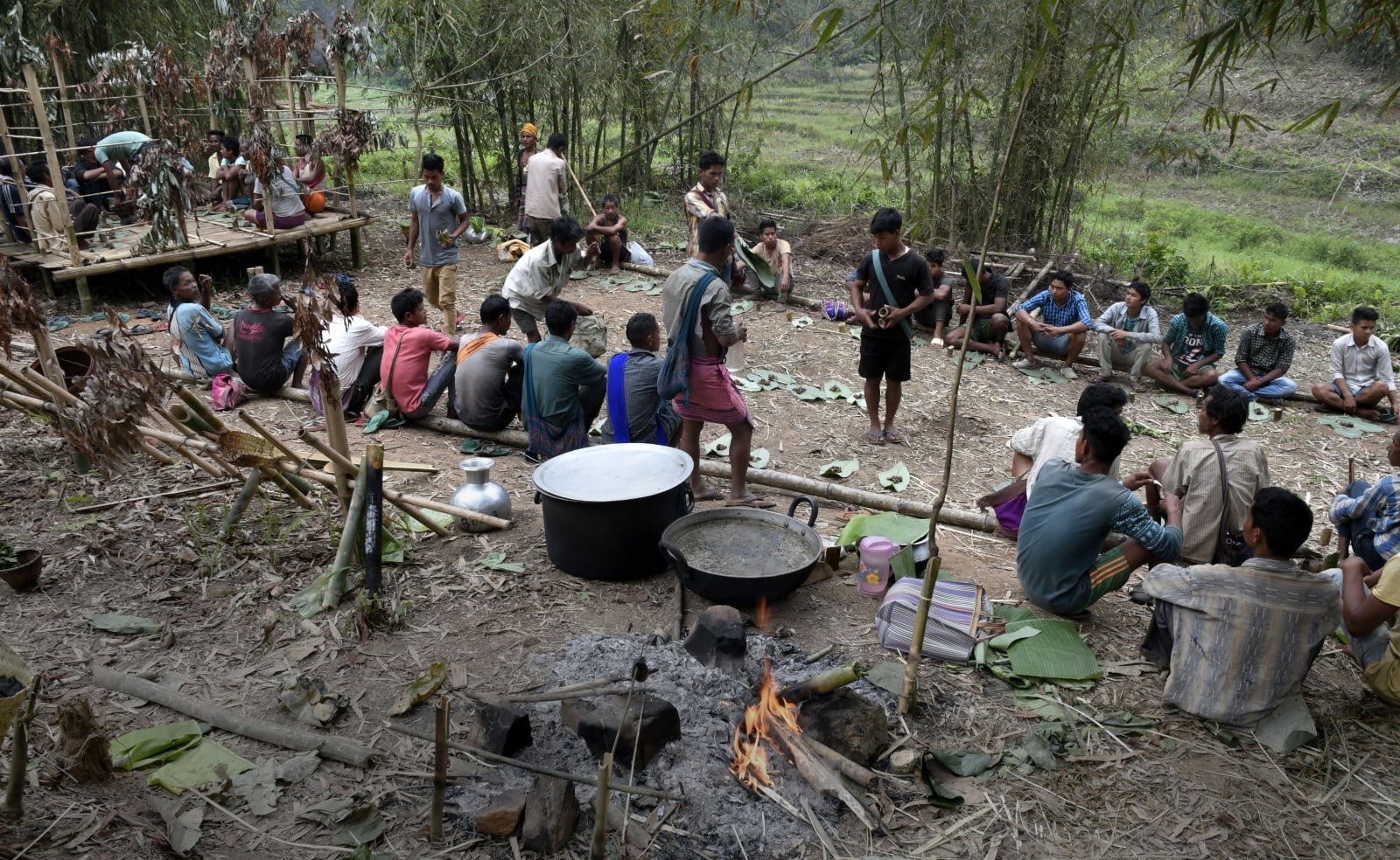 Uczta po odprawieniu rytuałów z okazji festiwalu Jongkhong w dystrykcie Karbi Anglong w stanie Assam w Indiach. Tiwowie żyjący na wzgórzach rozpoczynają swój sezon rolniczy, czcząc ich wzgórza i las, który jest głównym rytuałem festiwalu, fot. EPA/STR 
