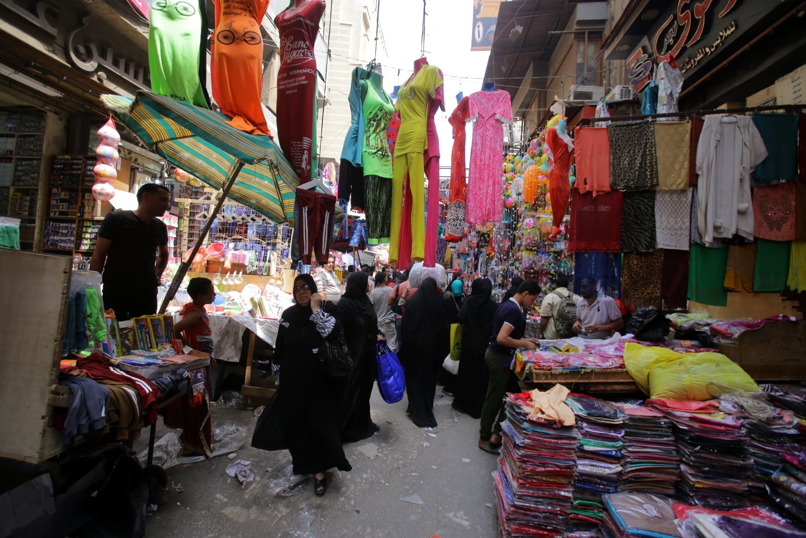Uliczni sprzedawcy w centrum Kairu, Egipt, fot. EPA/KHALED ELFIQI 
