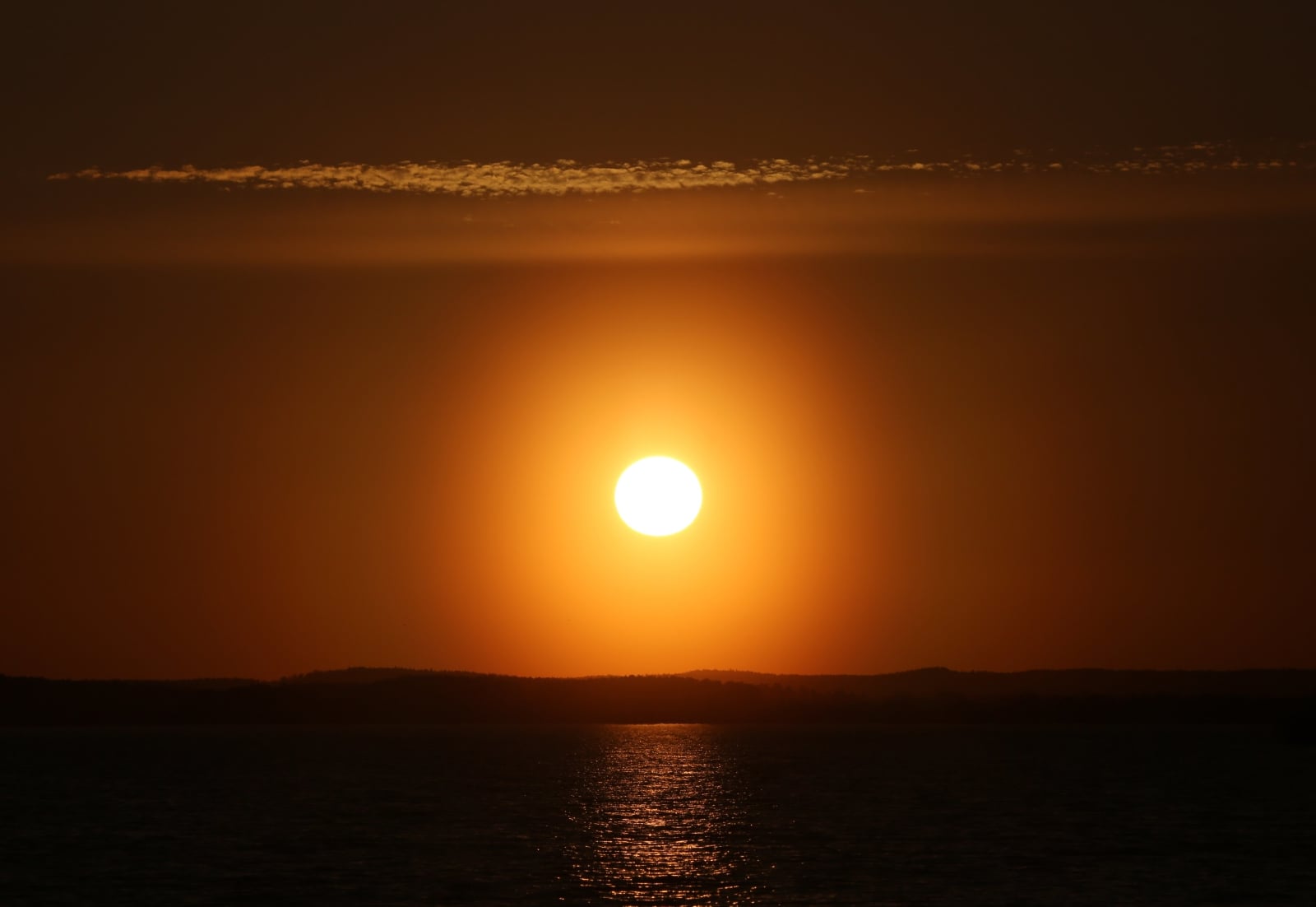 Zachód słońca na Białorusi fot. EPA/TATYANA ZENKOVICH 
