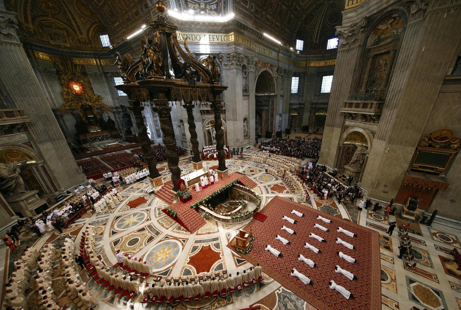 Święcenia kapłańskie w Watykanie  EPA/MASSIMO PERCOSSI 