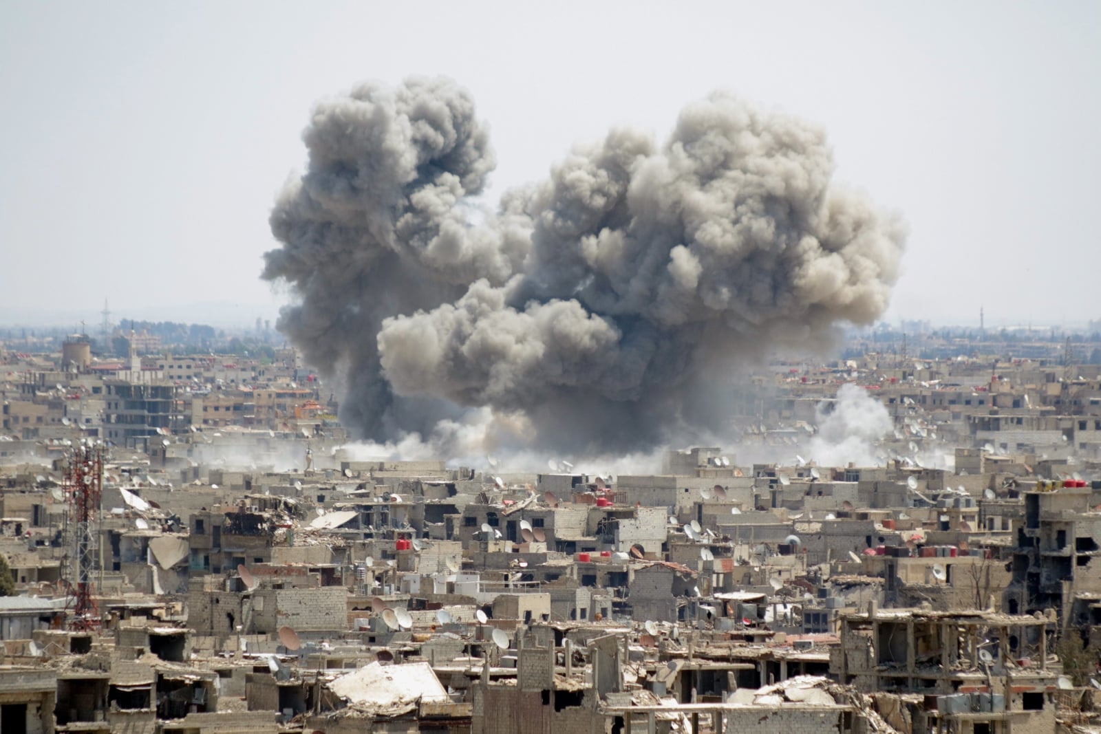 Bombardowanie w Syrii EPA/YOUSSEF BADAWI 