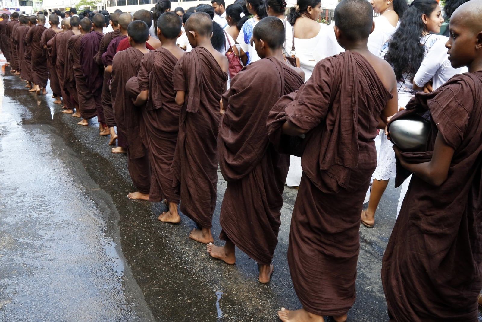 Marsz buddystów - Sri Lanka fot. EPA/M.A.PUSHPA KUMARA 