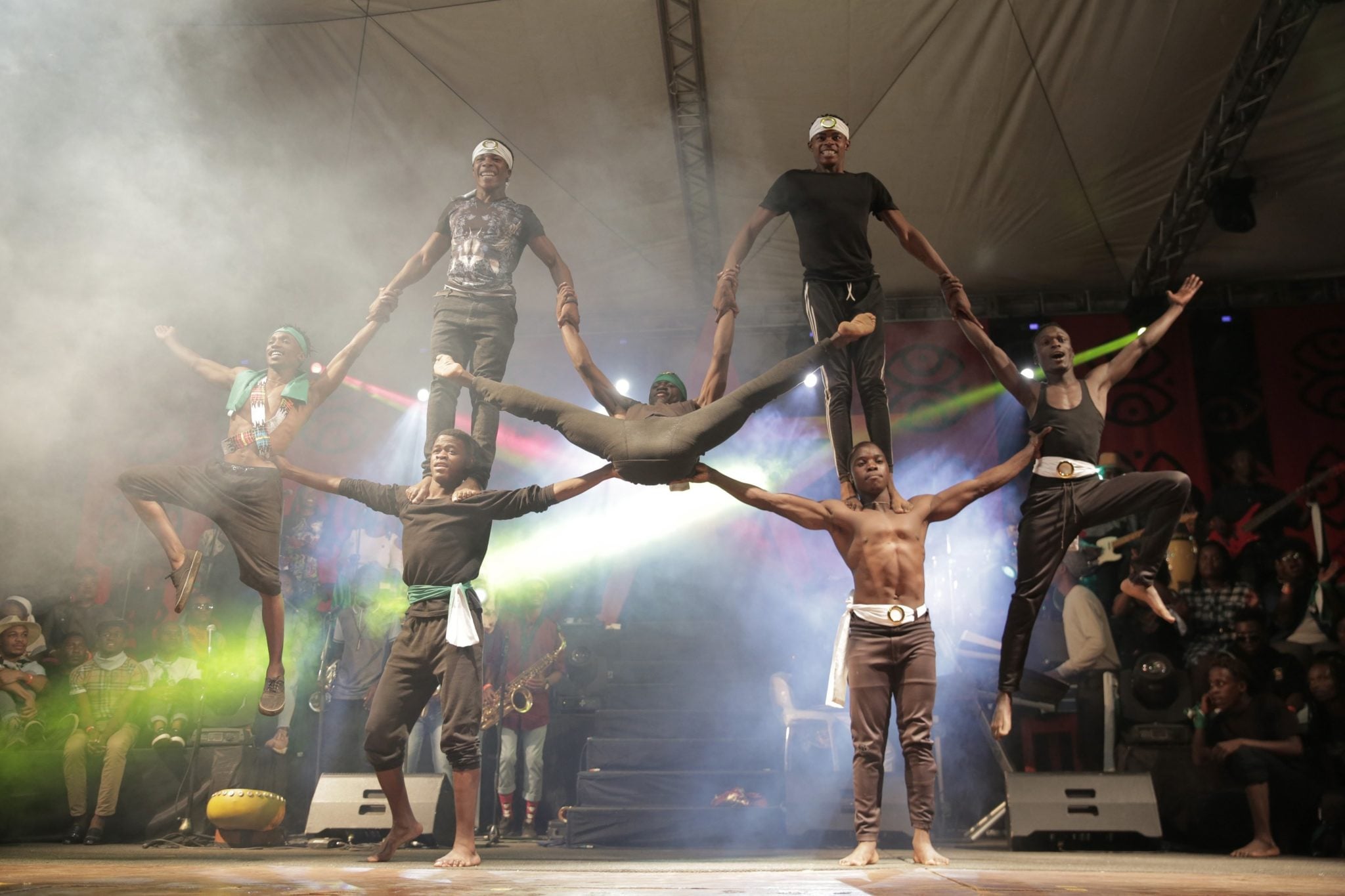 Zimbabwe, Harare: grupa taneczna podczas pokazu dla widzów podczas oficjalnego otwarcia Międzynarodowego Festiwalu Sztuki (HIFA), fot: Aaron Ufumeli, PAP/EPA 