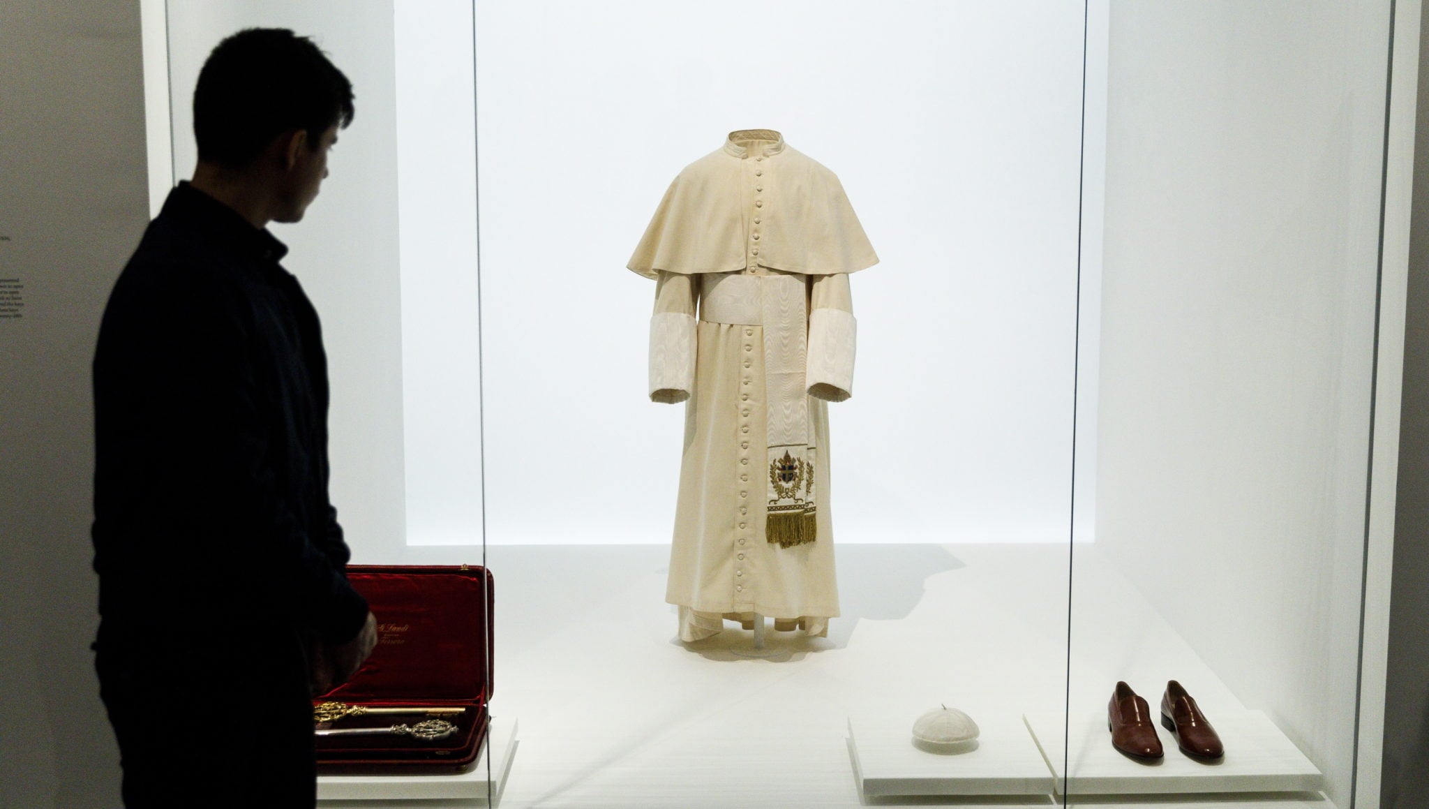 Nowy Jork: Papieska sutanna noszona przez św. Jana Pawła II na wystawie 'Heavenly Bodies: Fashion and the Catholic Imagination’, fot: Justin Lane, PAP/EPA 