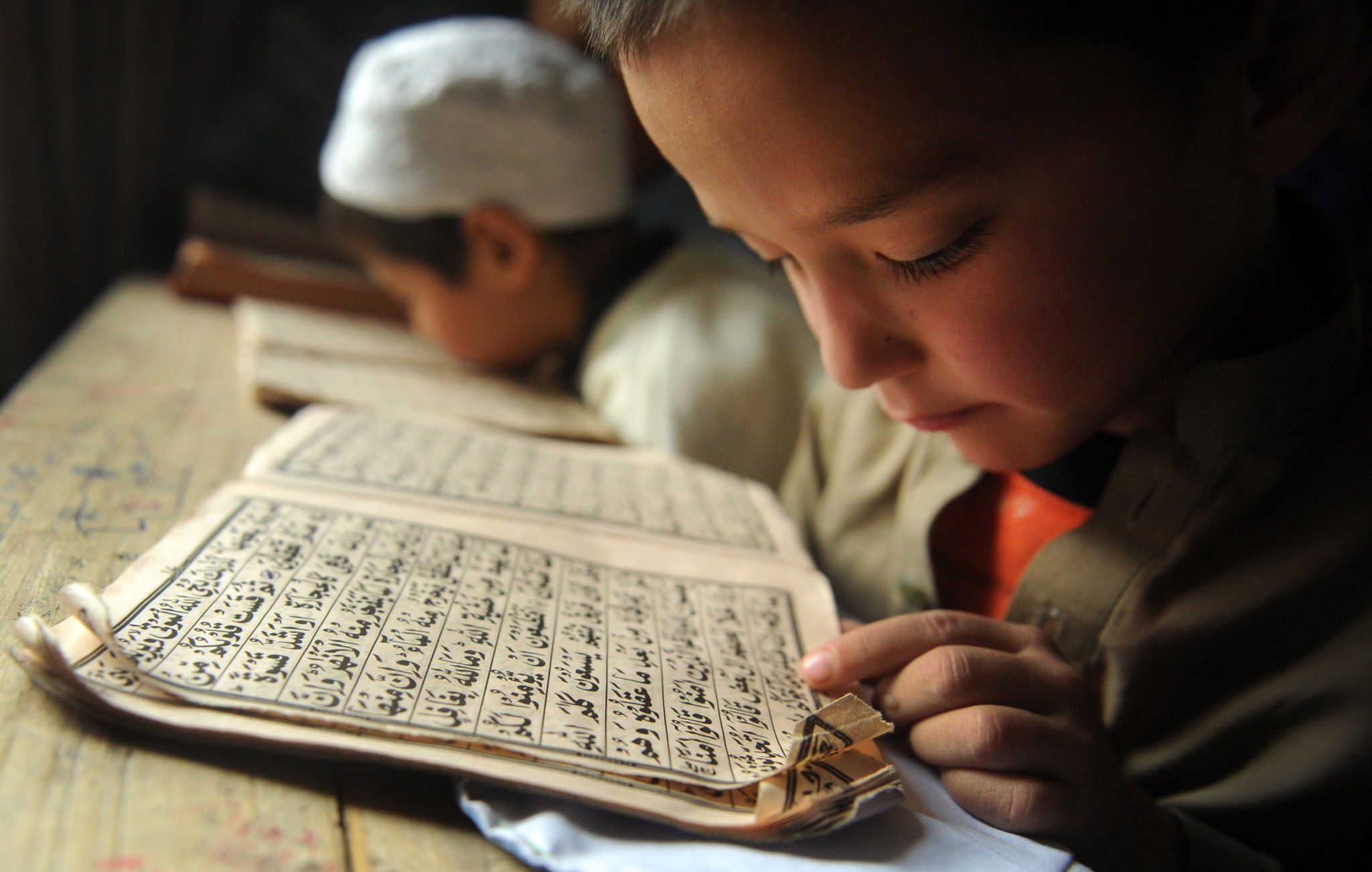 Afganistan, Kabul: dzieci uczą się czytania Koranu w meczecie podczas świętego miesiąca postu Ramadanu, fot: Hedayatullah Amid, PAP/EPA 