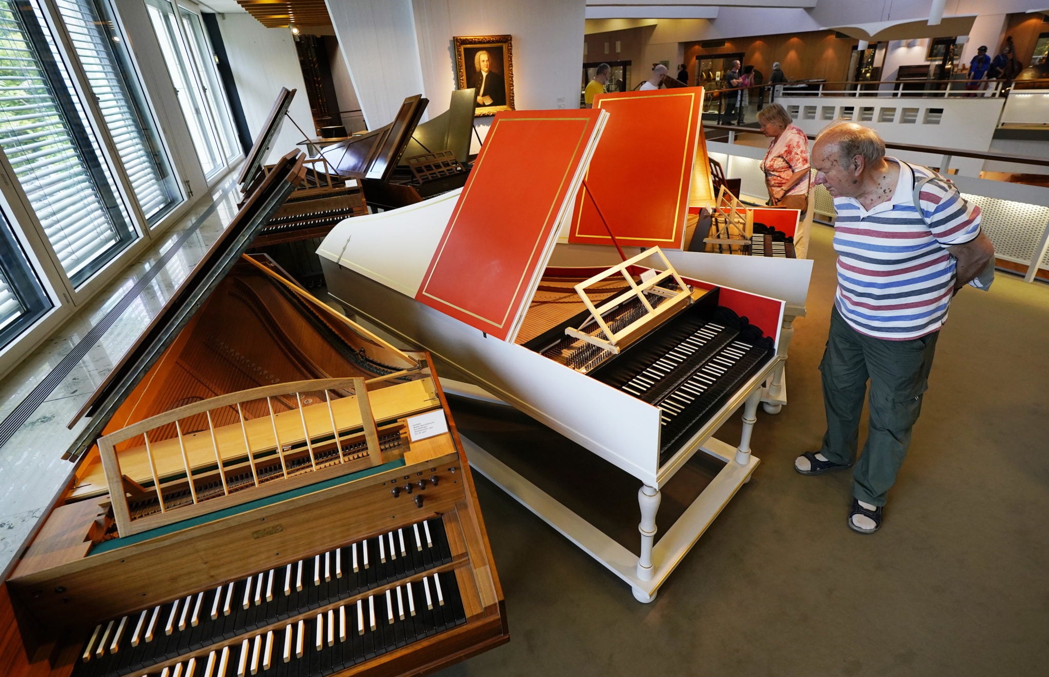 Berlin: odwiedzający oglądają stare fortepiany w muzeum instrumentów muzycznych Filharmonii Berlińskiej podczas Dnia Otwartego, fot: Felipe Trueba 
