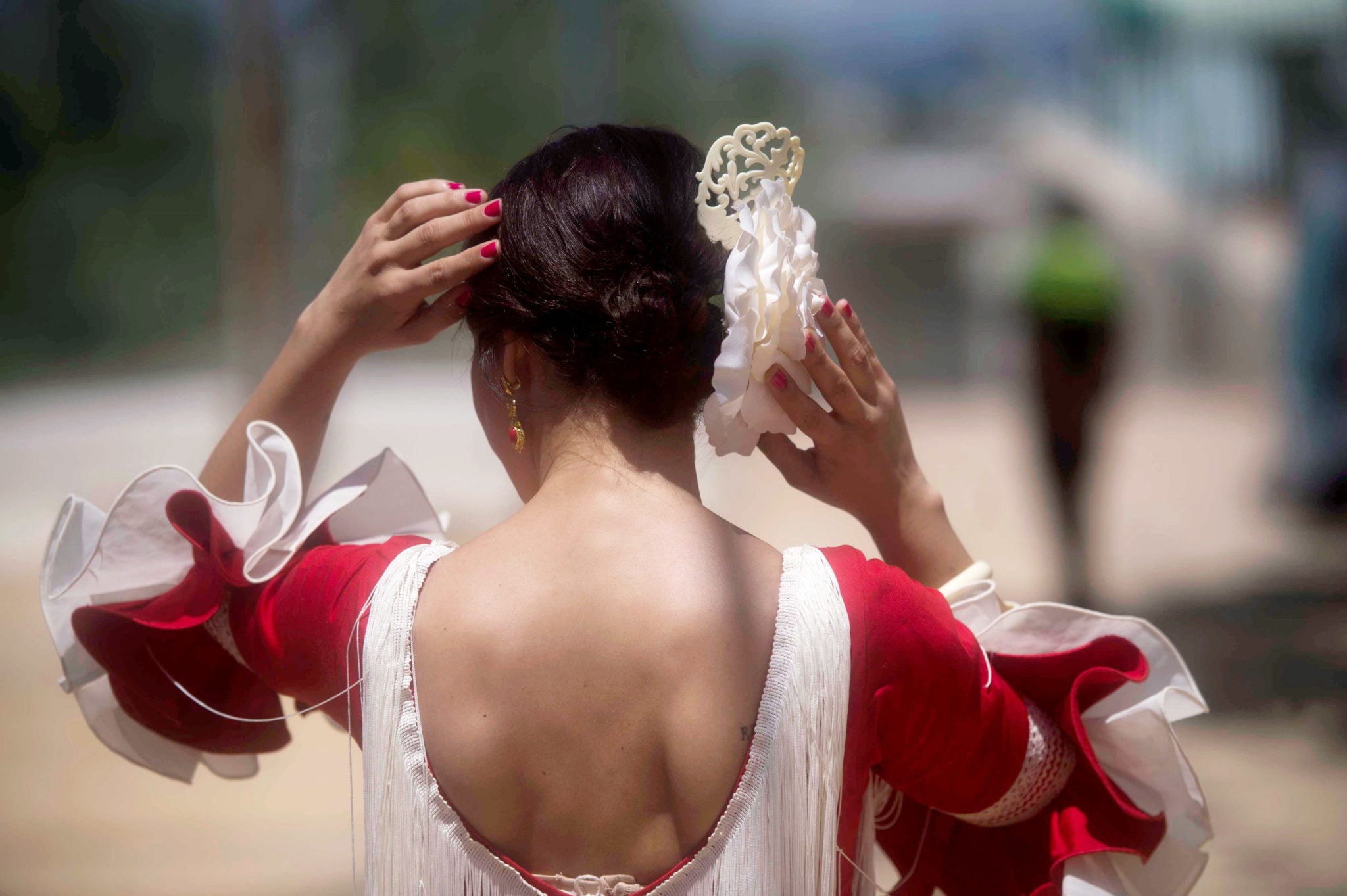 Kordoba, Hiszpania: kobieta ubrana w tradycyjny strój układa włosy. Tagi Cordoba w południowej Hiszpanii odbywają się co roku w maju, to festiwal flamenco, wina i jedzenia, fot: Rafa Alcaide, PAP/EPA 