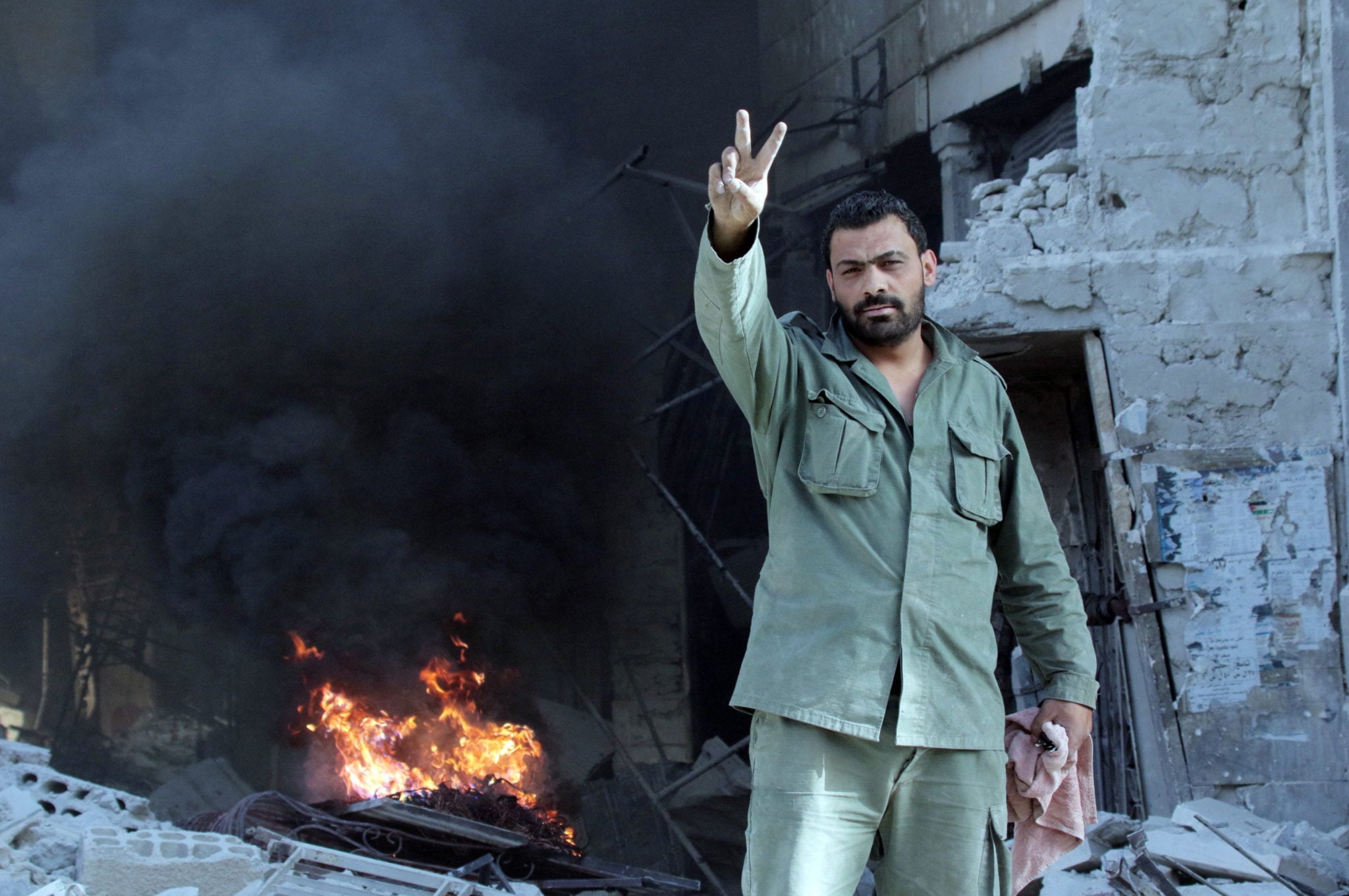 Syryjski żołnierz w dzielnicy al-Hadżar al-Aswad w południowym Damaszku. Armia syryjska twierdzi, że odzyskała pełną kontrolę nad okolicznymi obszarami Damaszku, fot: Youssef Badawi, PAP/EPA 